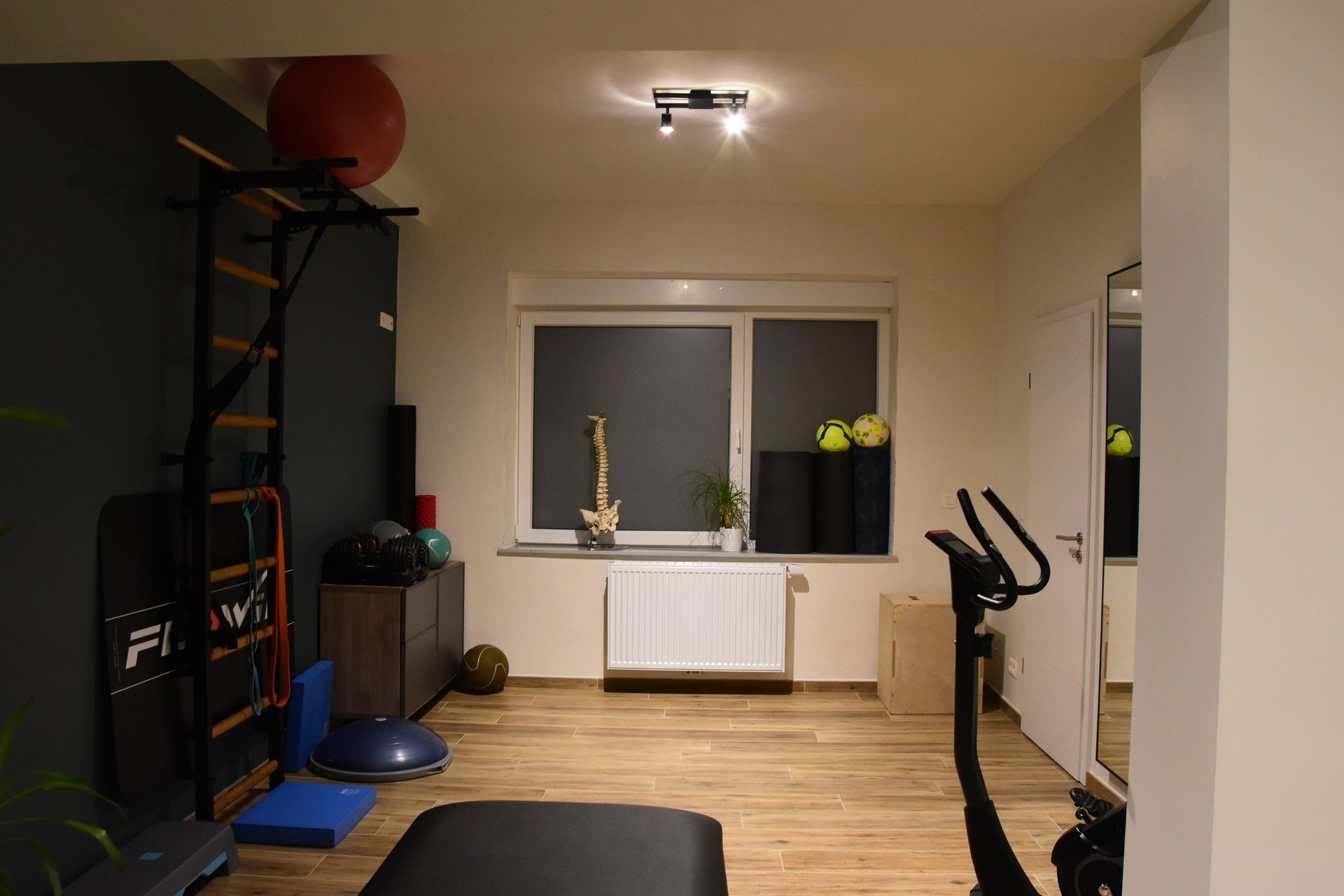 gray computer monitor