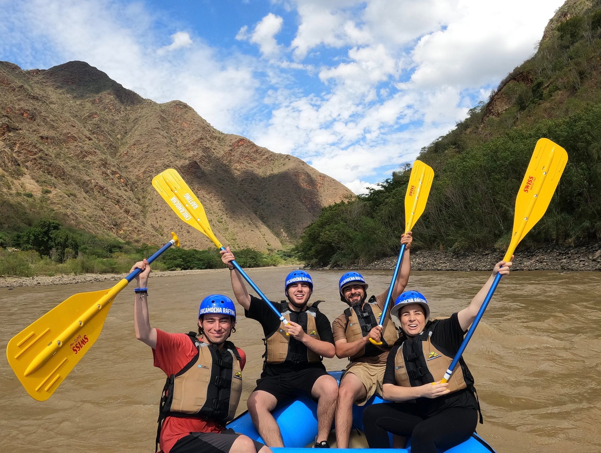 rafting rio chicamocha con clientes felices en un bote de rafting