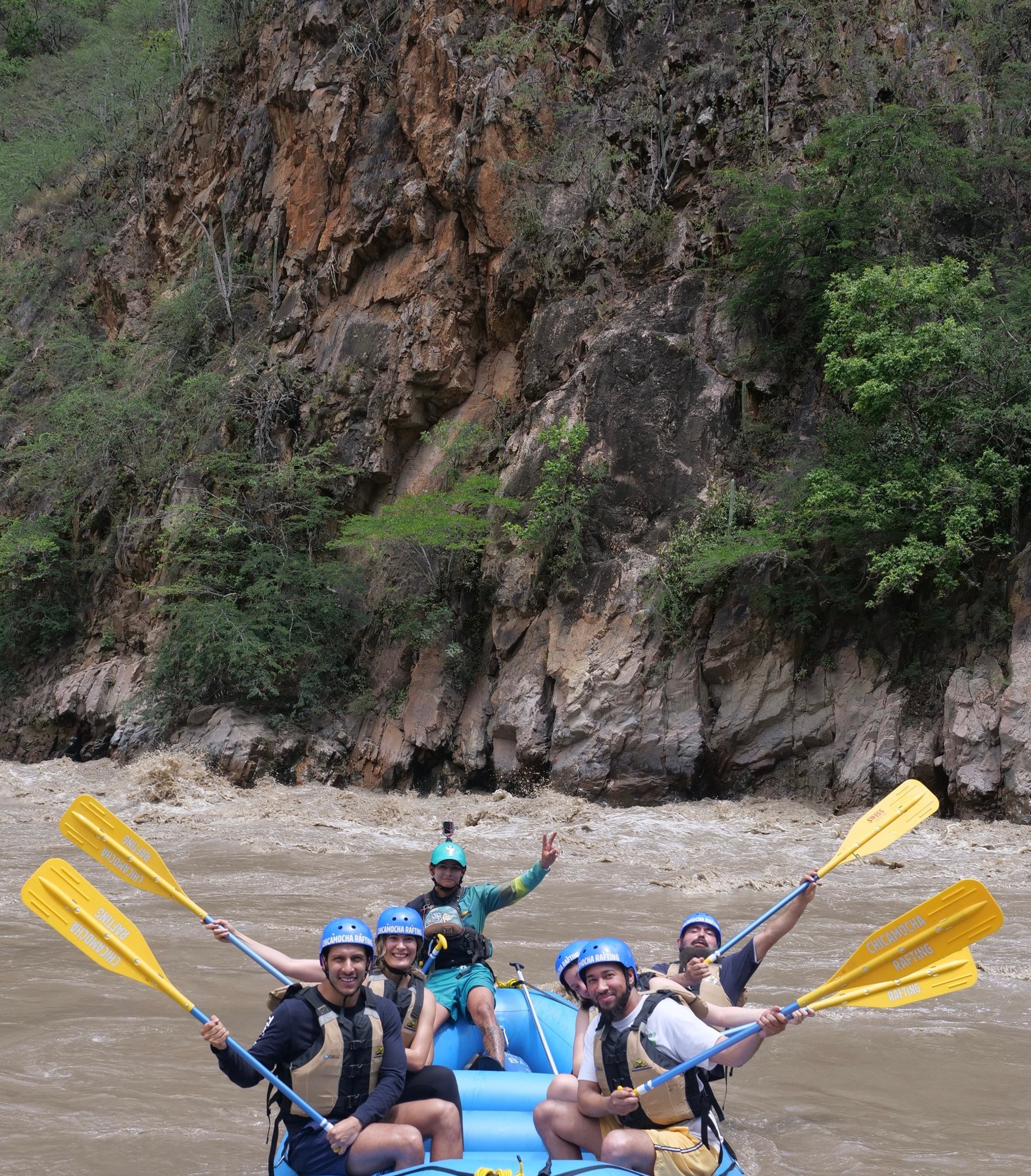 posando en una balsa de rafting por el rio chicamocha 