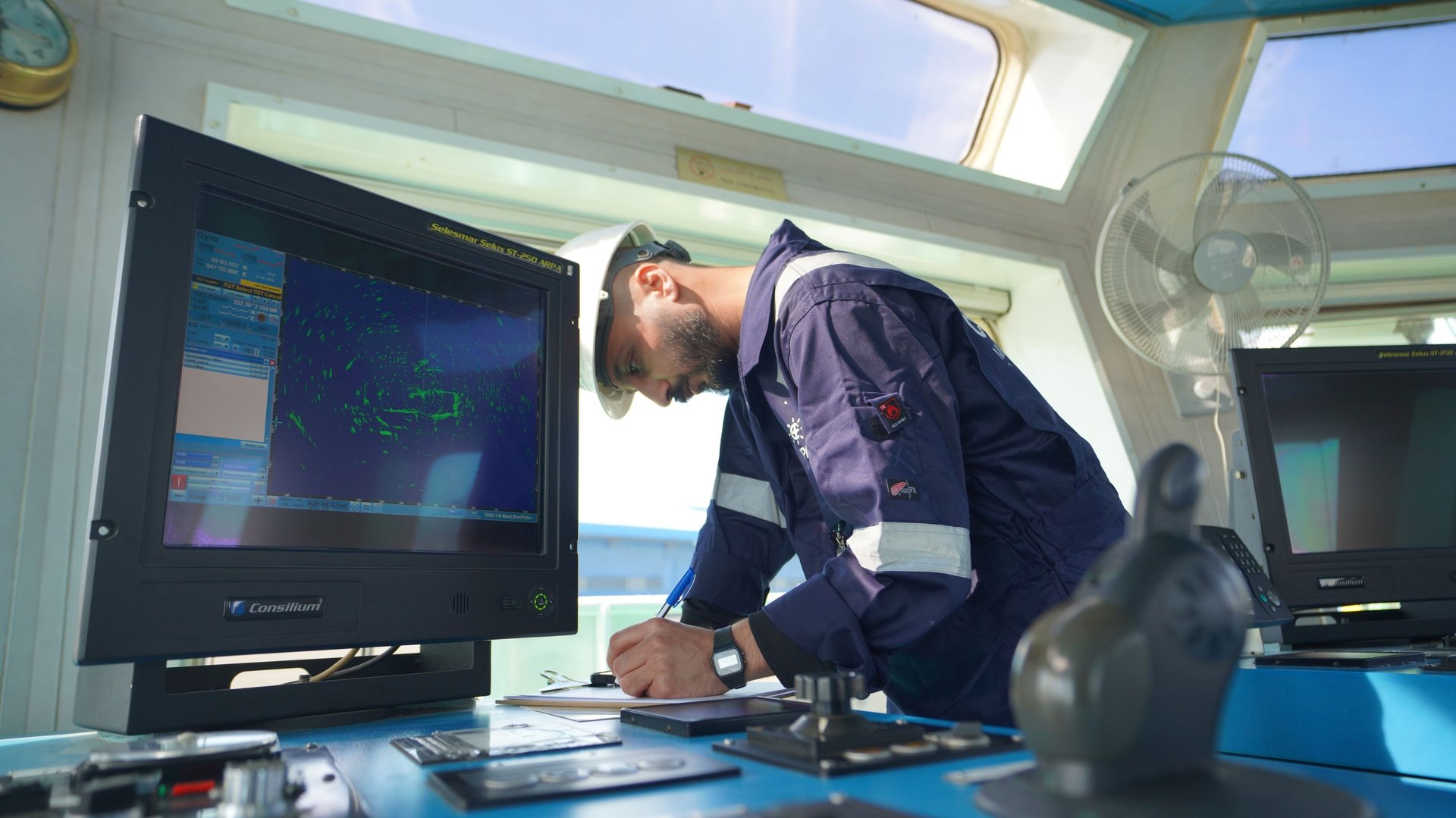 gray computer monitor