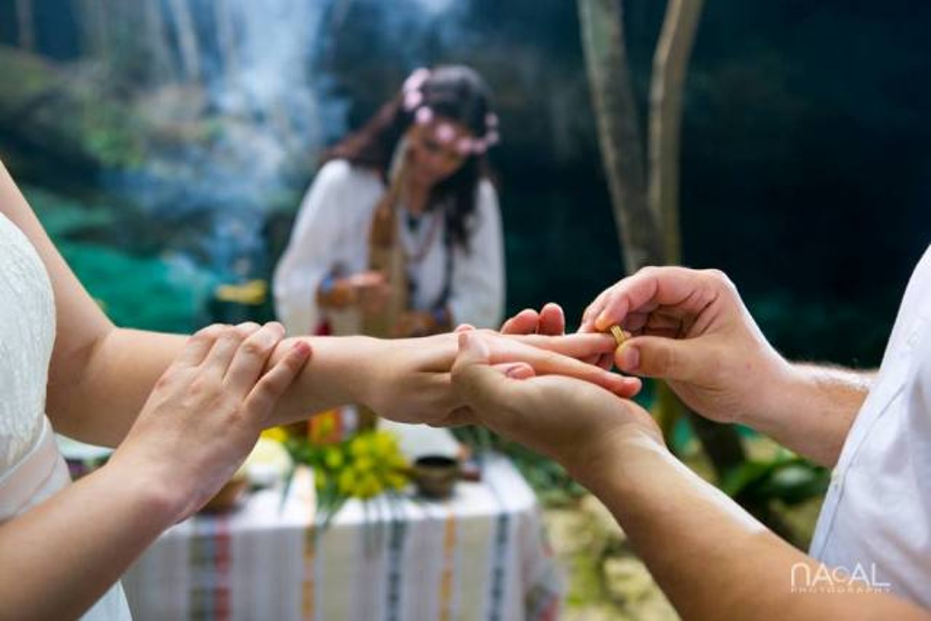 Puesta de anillo en ceremoni de boda mistica espiritual en cenote de la riviera maya