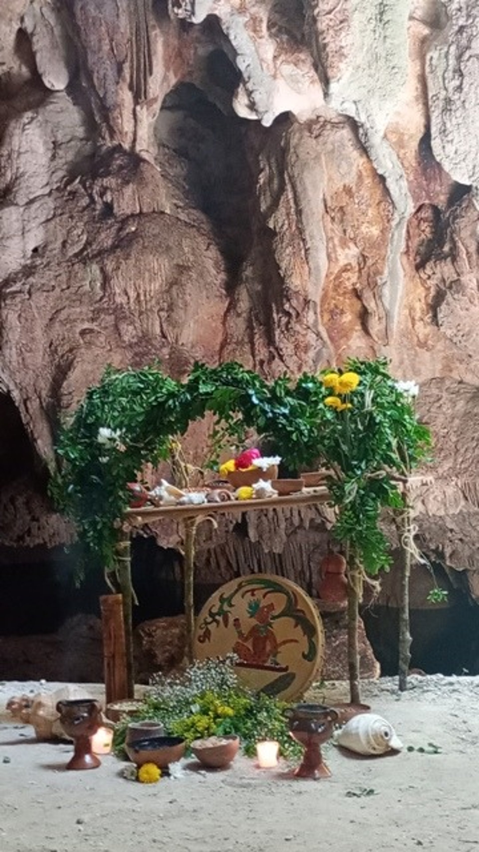 Altar maya en cenote para bendiciones de union de pareja en boda maya espiritual