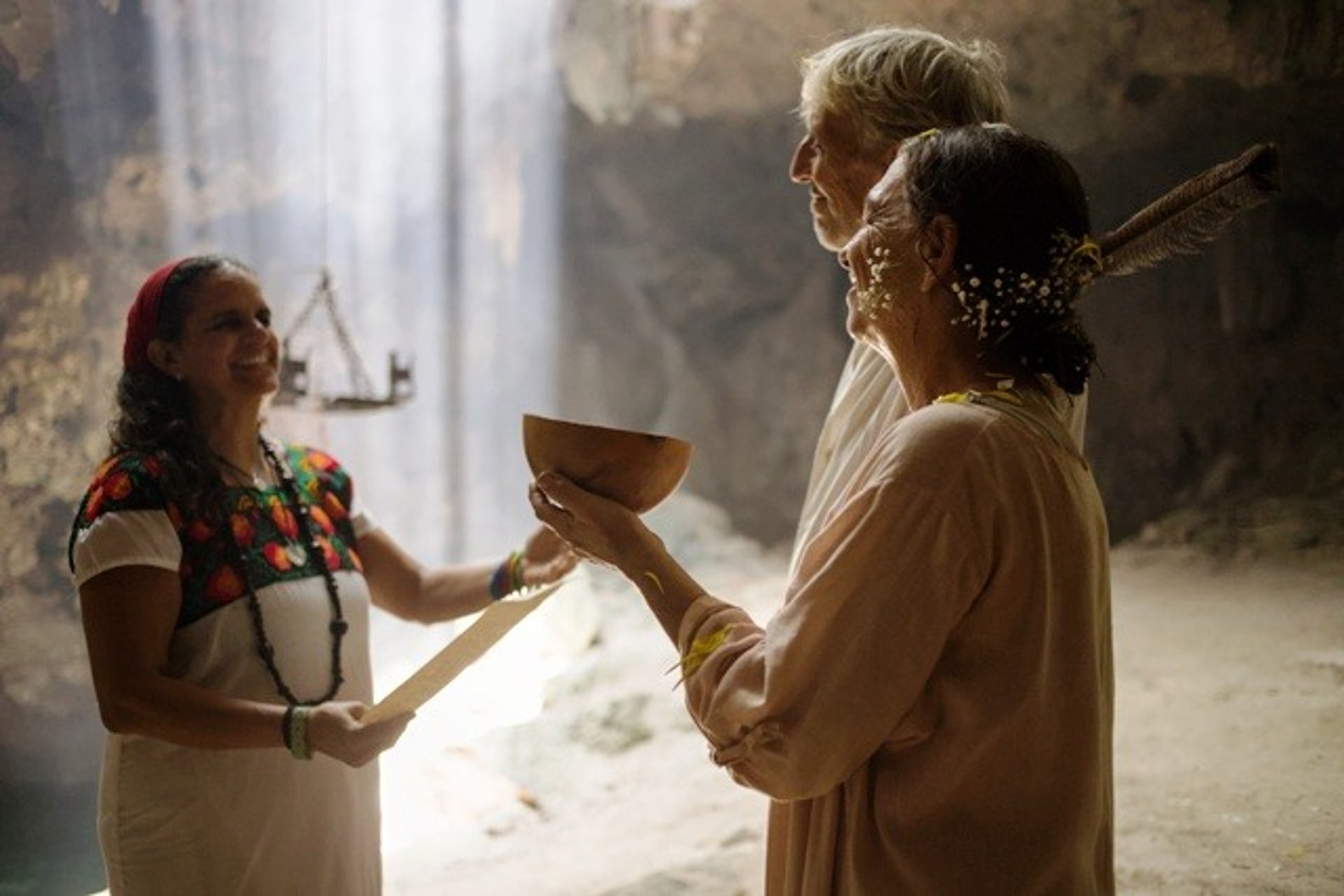 Ceremonia maya de pareja en cenote natural de Riviera Maya