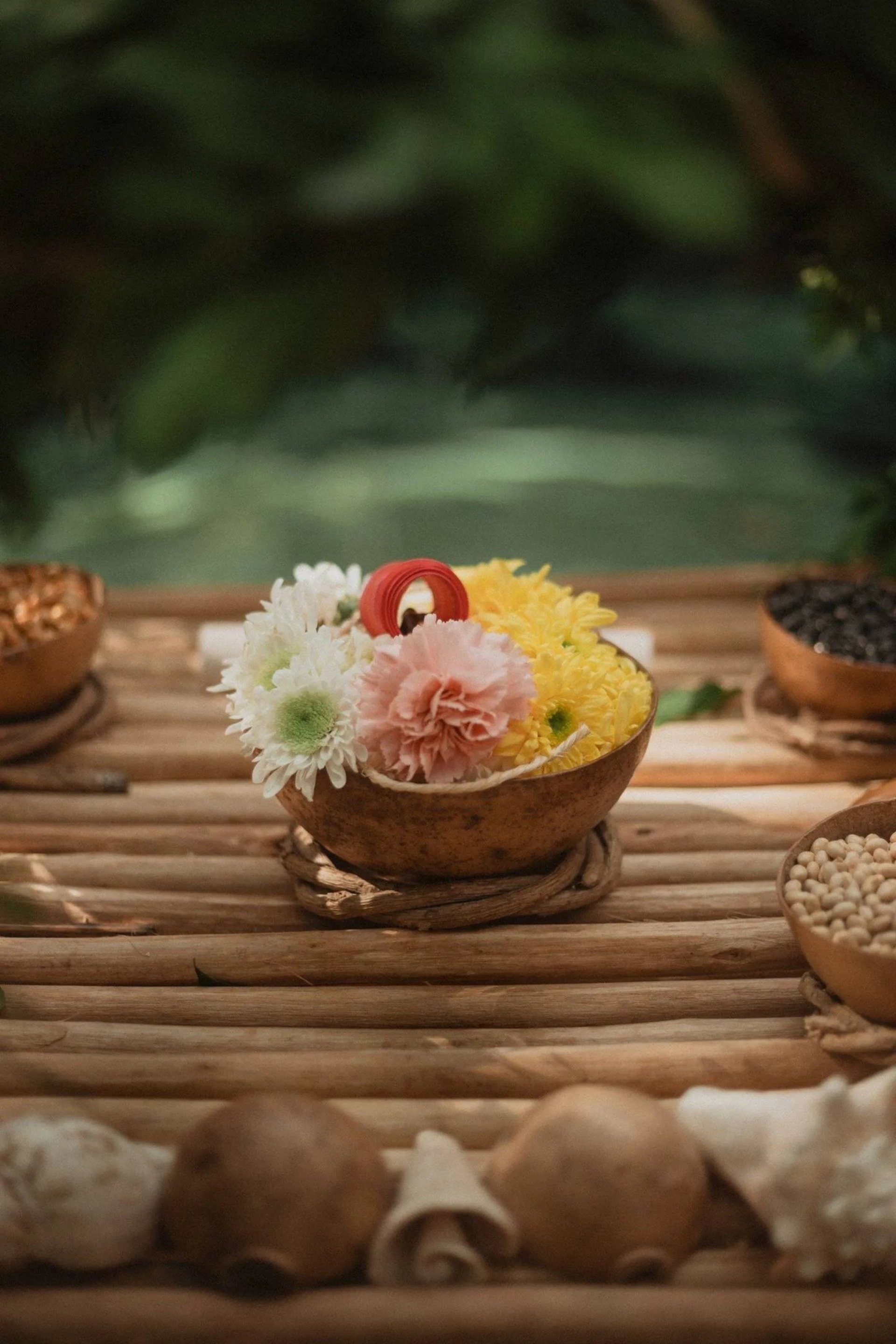 detalle de un altar maya con jicara con flores ofrendas y caracoles para una ceremonia de boda maya