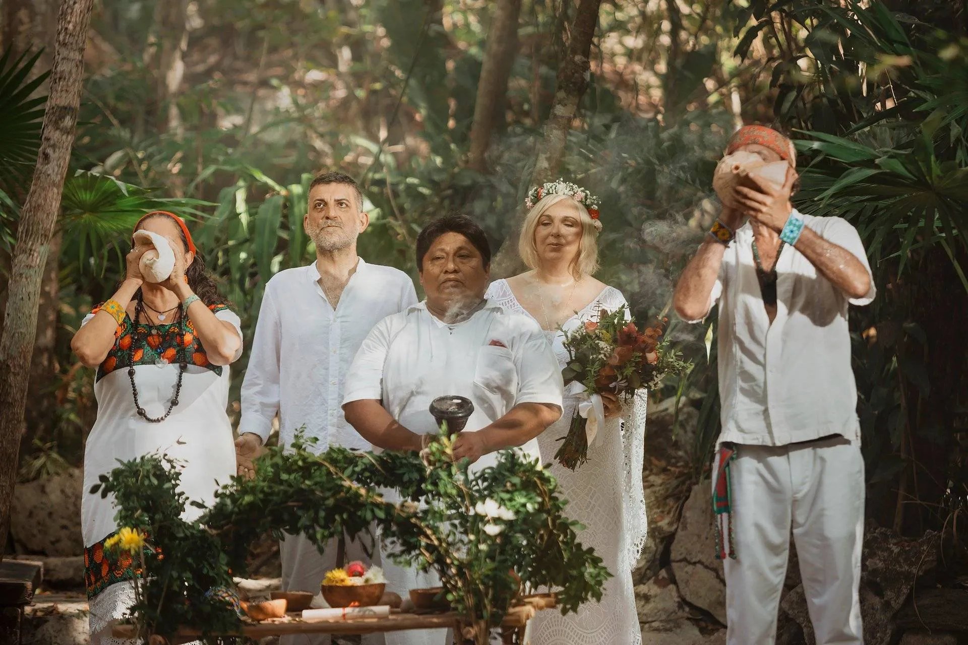 presentacion de una pareja con rezos y sonidos de caracoles en su ceremonia de boda maya en un cenote