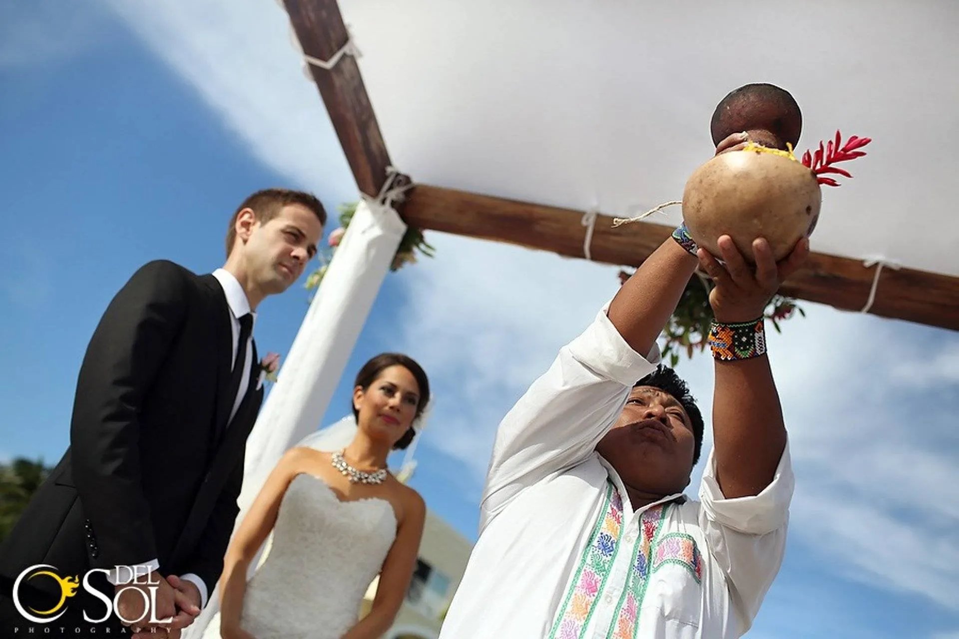 rezo maya presentando la ofrenda de union en una ceremonia de boda maya