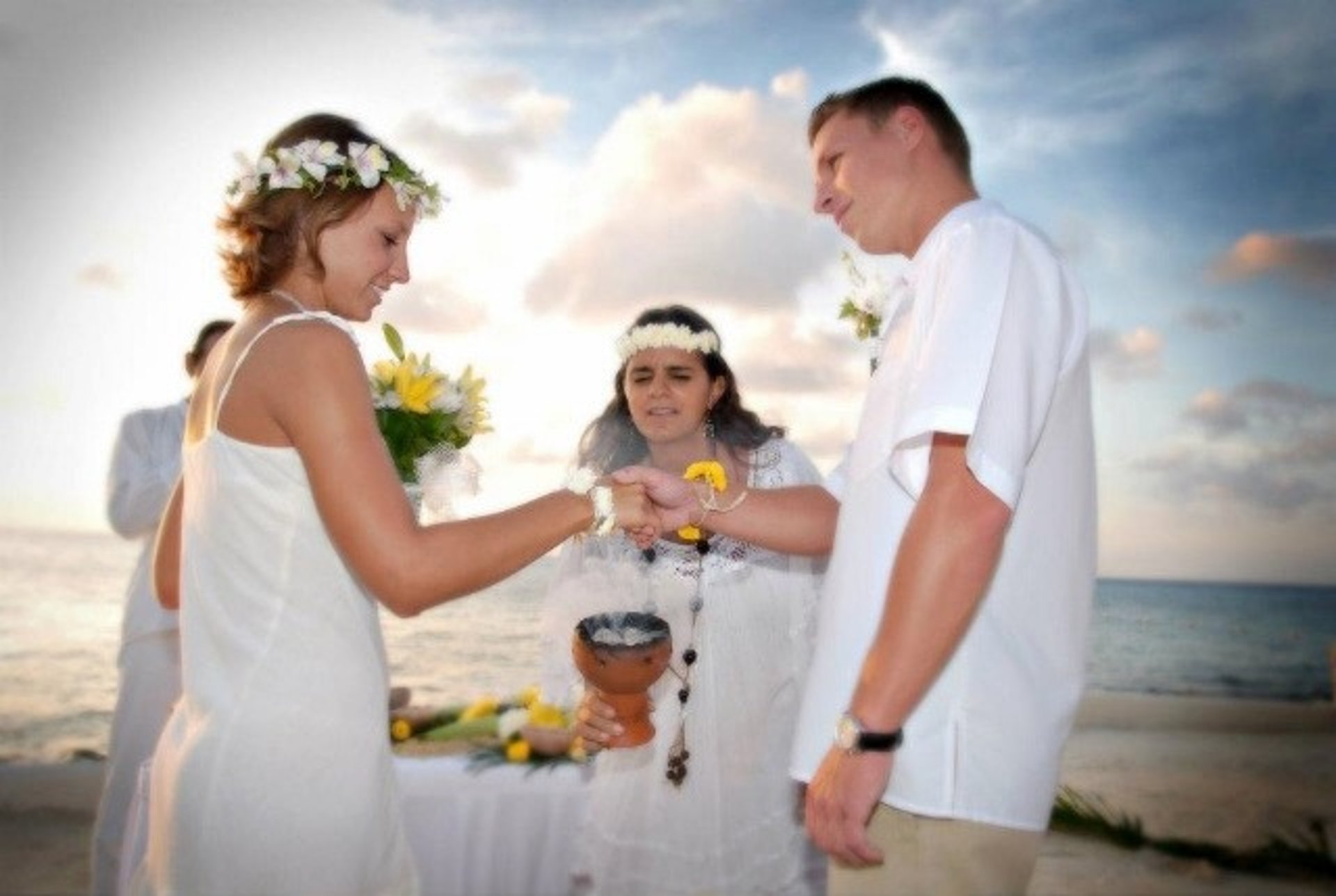 Ceremonia de Boda Mistica espiritual en la playa de la Riviera maya