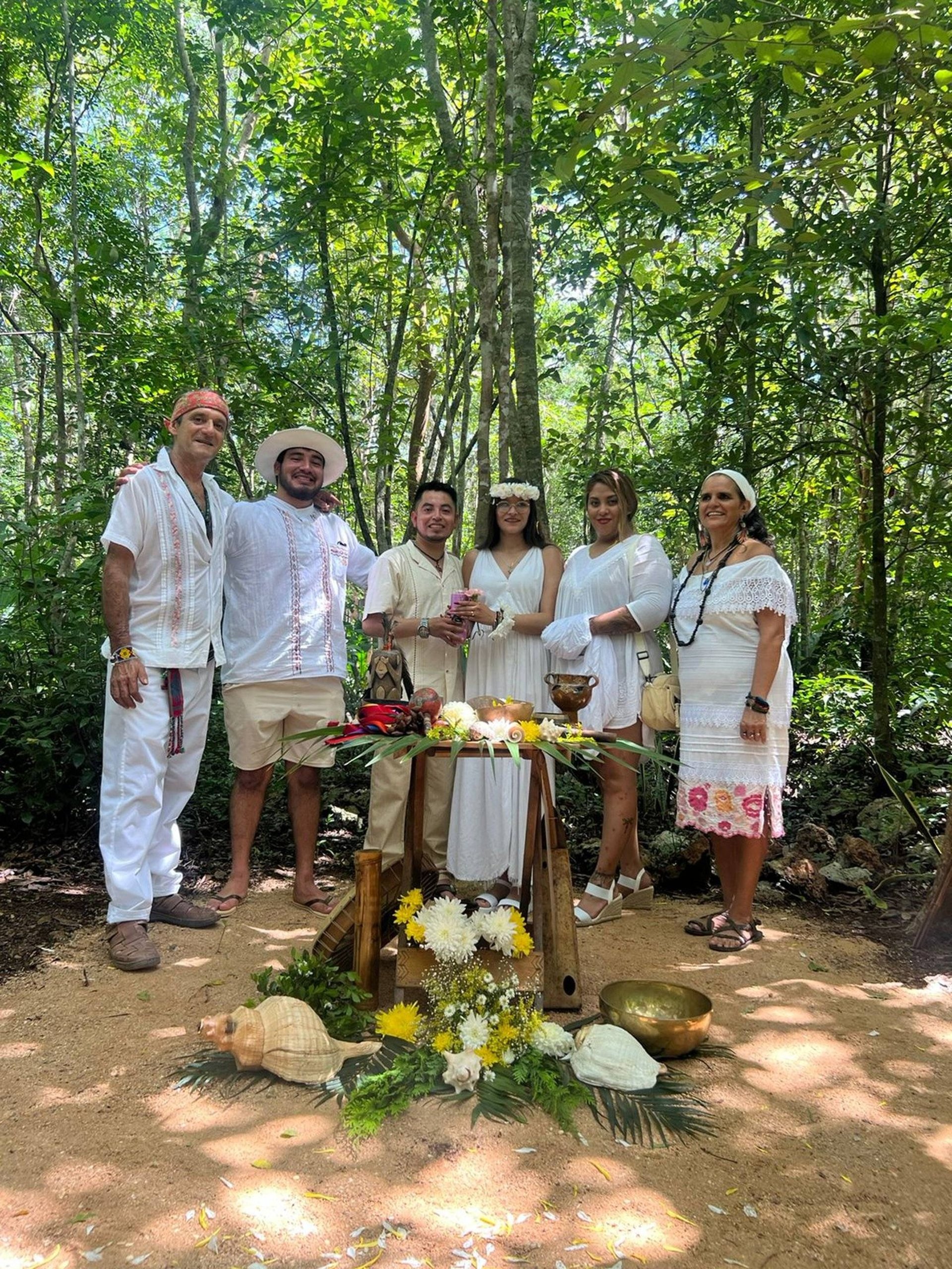 Familia feliz en la selva maya celebrando su union mistica 