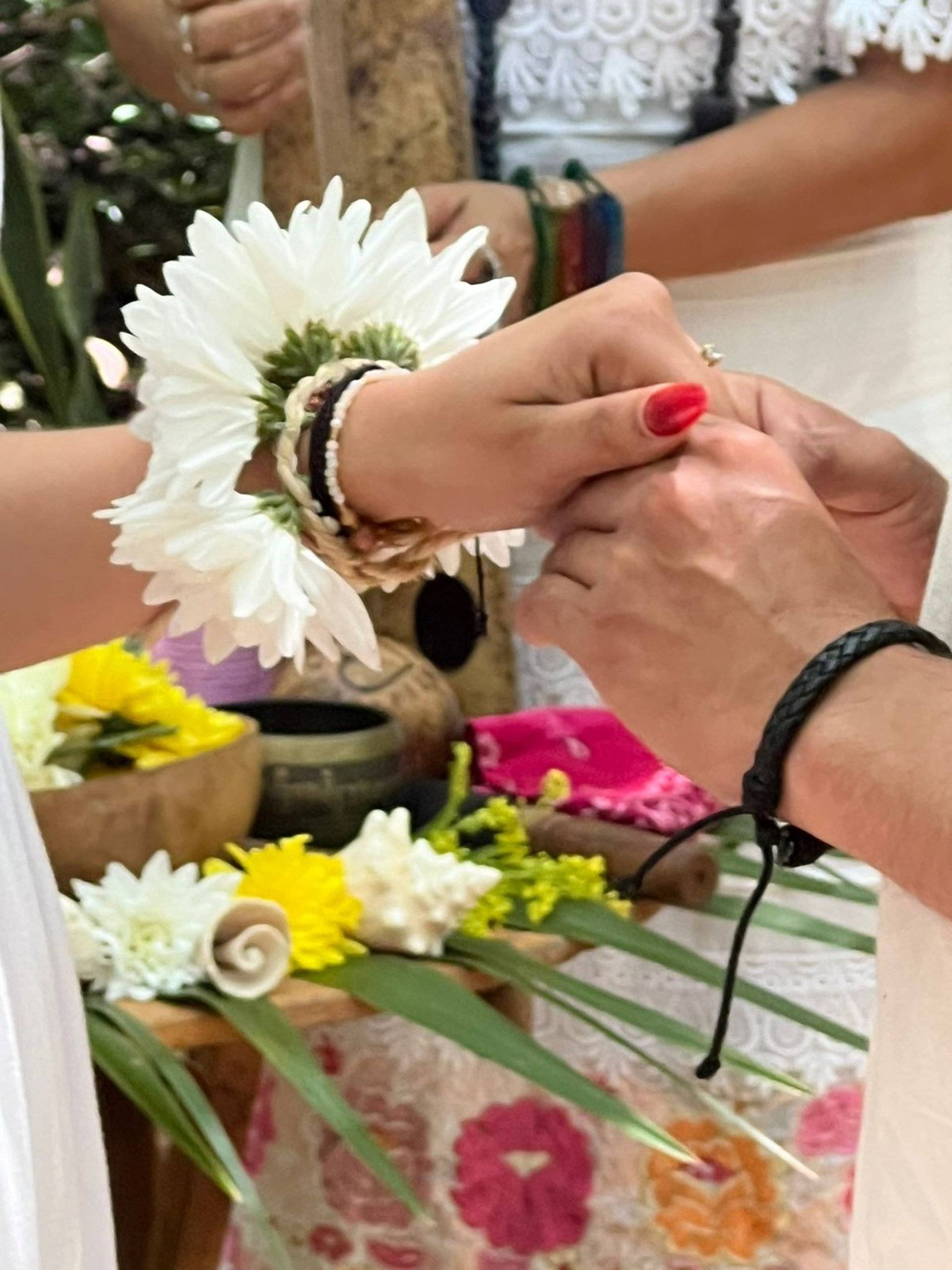 Amarre de brazalete de flores en la ceremonia de Boda Mistica espiritual con musica de arpa