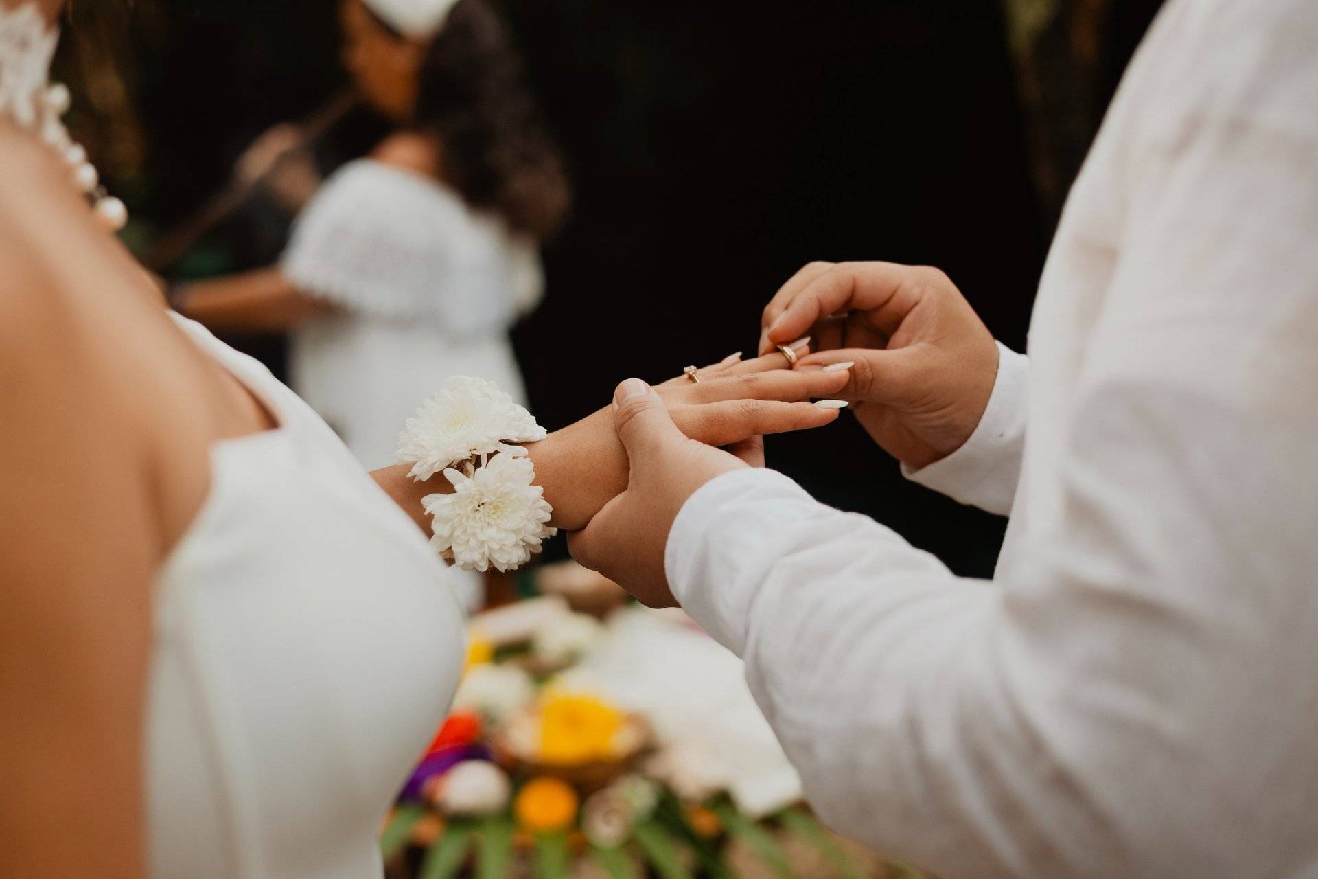 Puesta de anillo en la Ceremonia de Boda espiritual en un cenote con musica de flauta