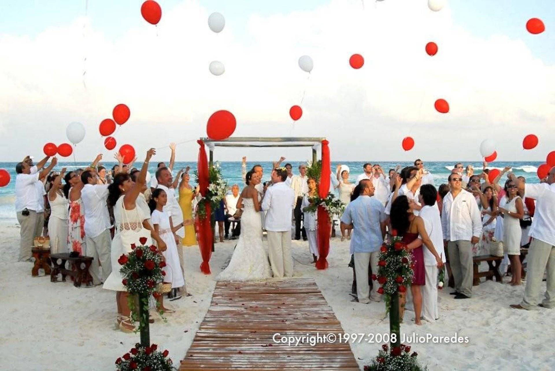 Soltando globos celebrando la union en la ceremonia de Boda Mistica