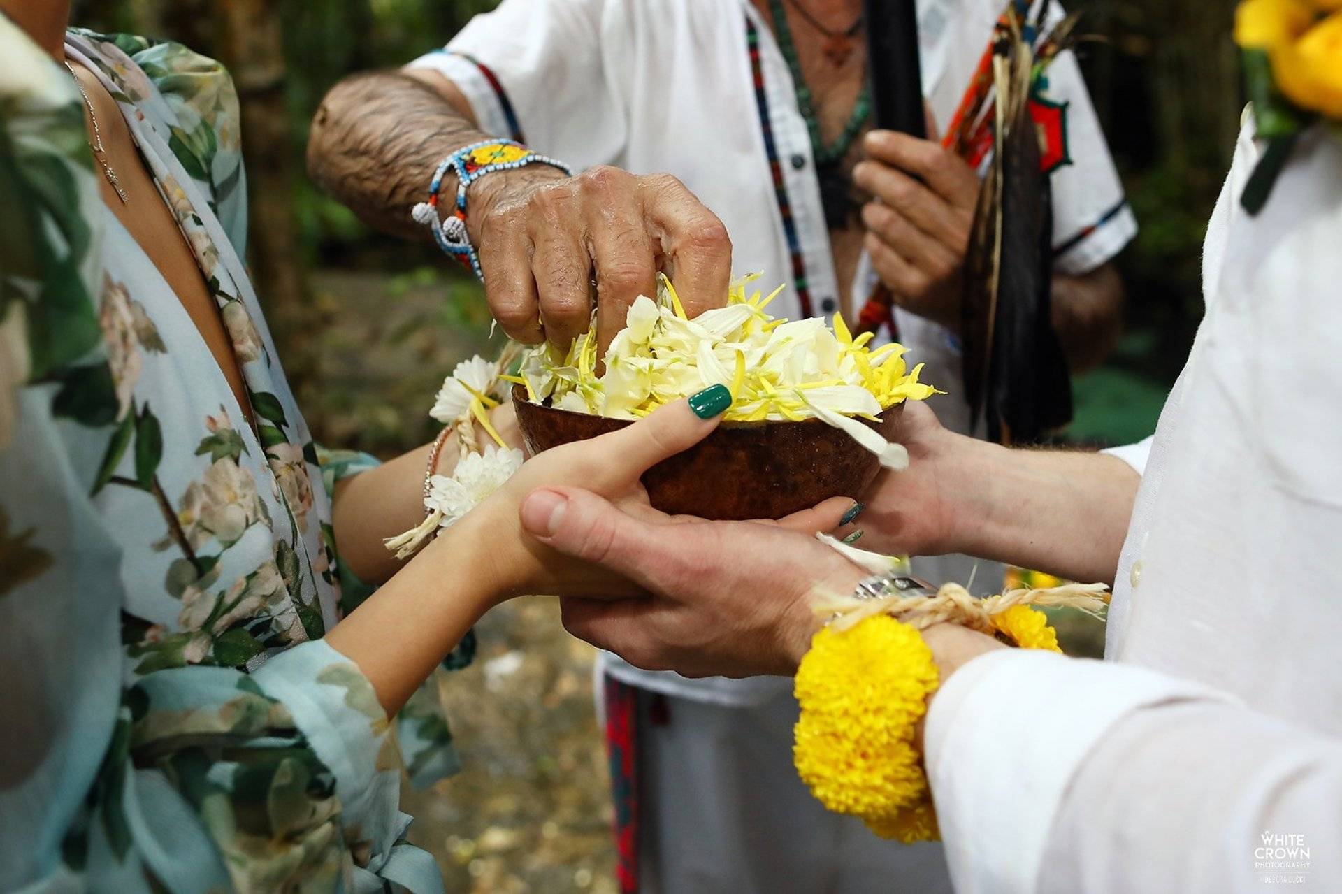 bendiciones de petalos de flores en la ceremonia de Boda Mistica espiritual