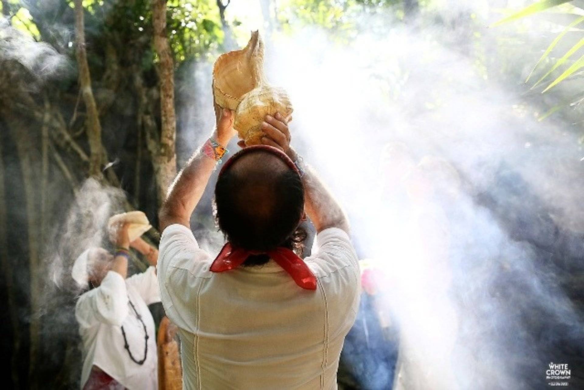 Suenan los caracoles entre el humo del copal en la ceremonia de Boda Mistica espiritual