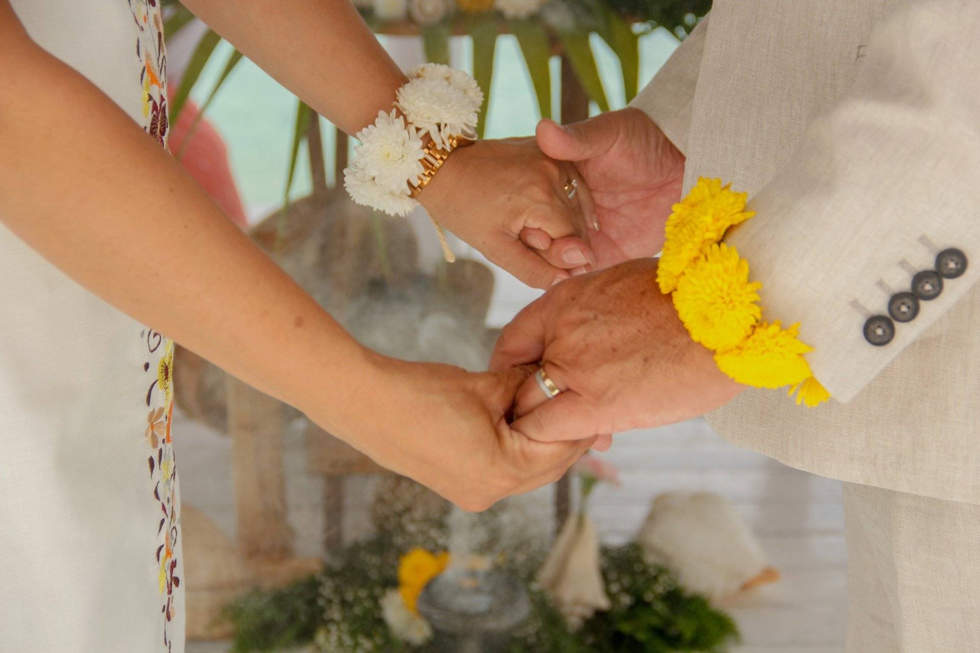 pulseras de flores y anillos en la union de la ceremonia de Boda Mistica espiritual en Bacalar