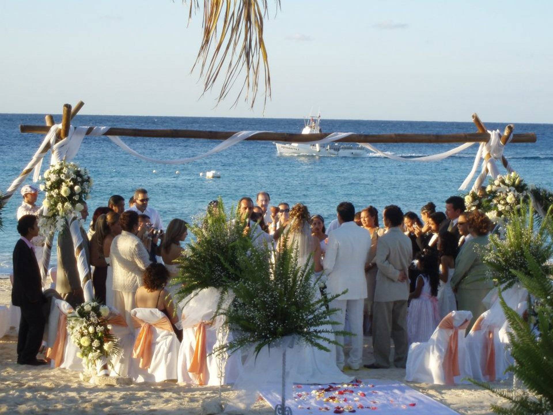Ceremonia de Boda Mistica en la playa en la Riviera Maya