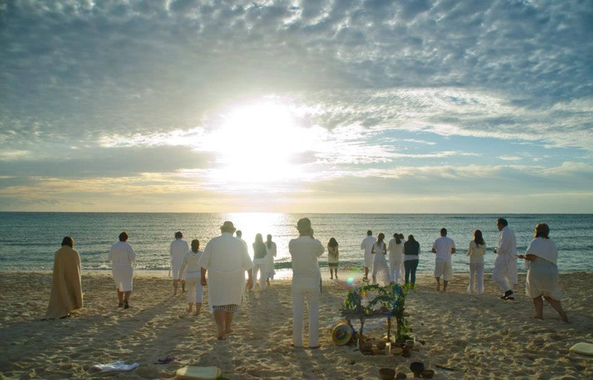 ceremonia al amanecer en una playa de la riviera maya, con el altar maya