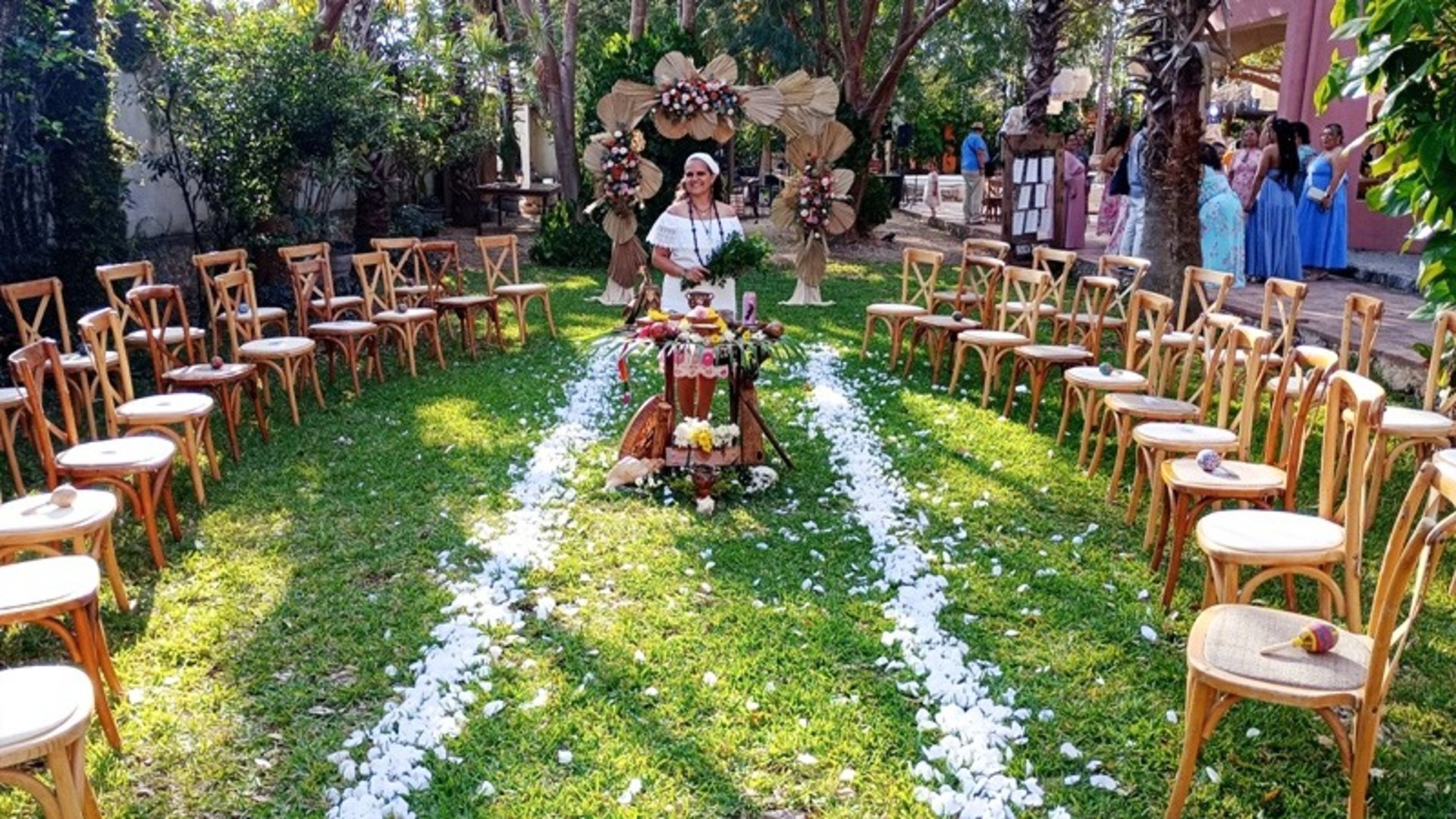 Preparacion de la Ceremonia de Boda Mistica espiritual en un jardin de Merida Yucatan