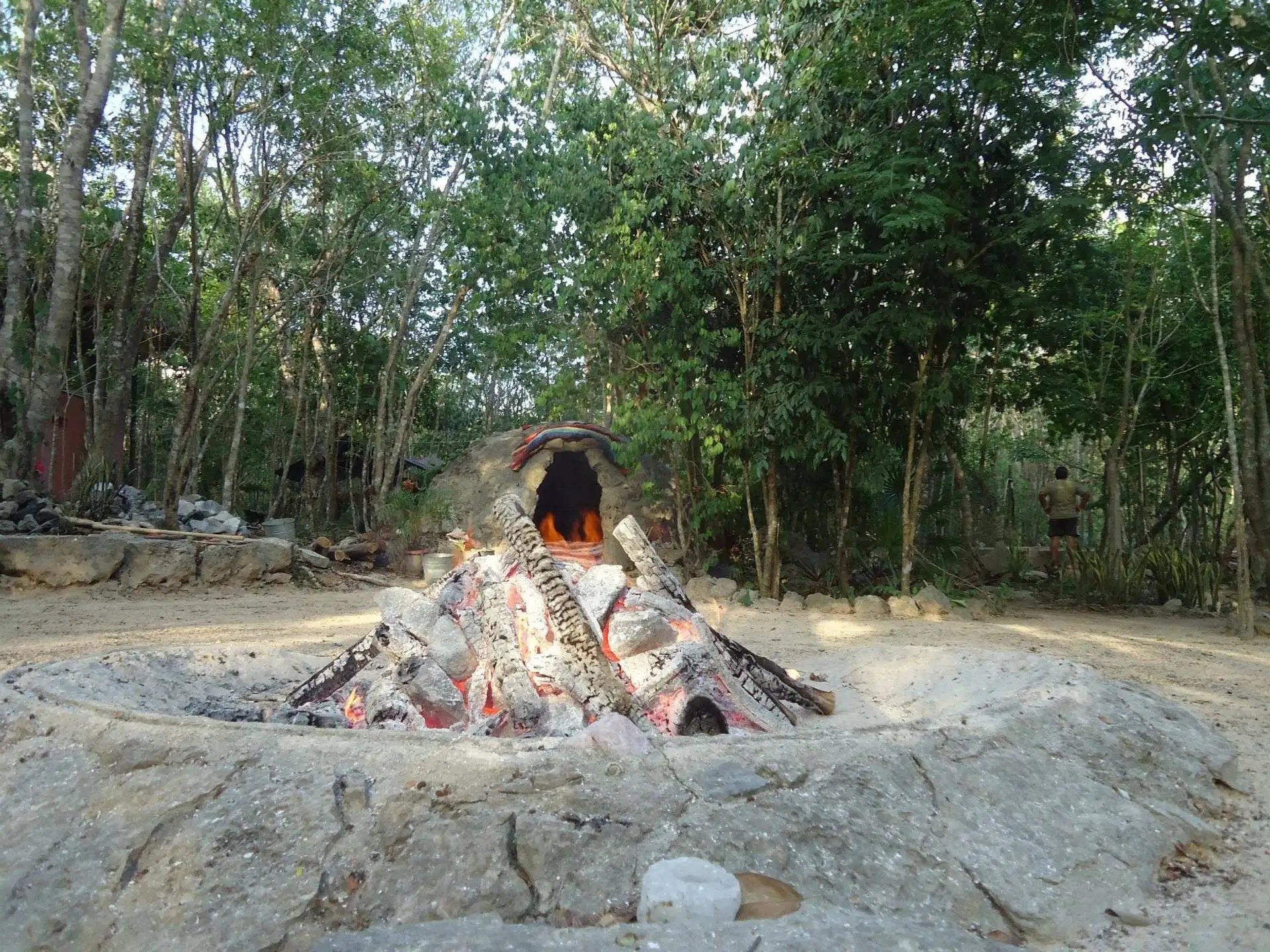 fuego y temazcal en la selva maya