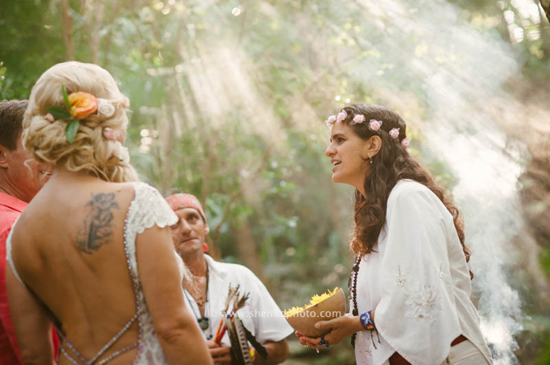 cereminia de boda mistica espiritual con luz naturaleza y bendiciones