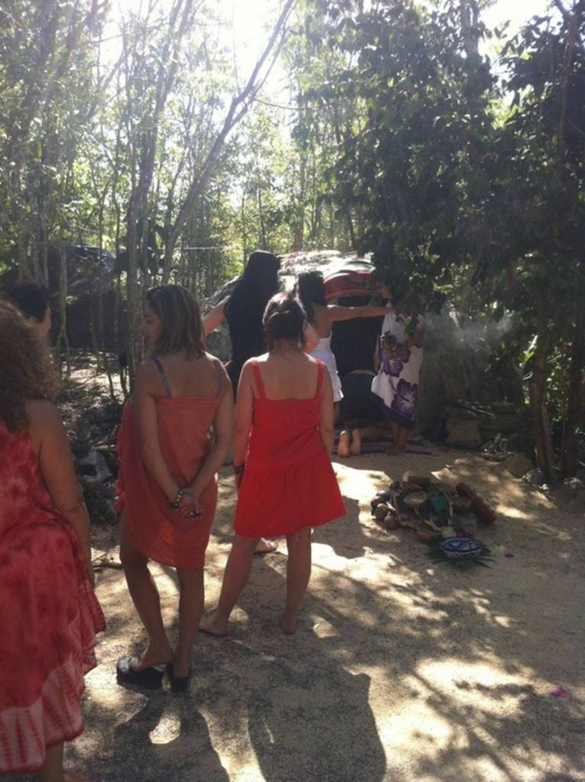 Donne che entrano in un temazcal tradizionale nella giungla maya.