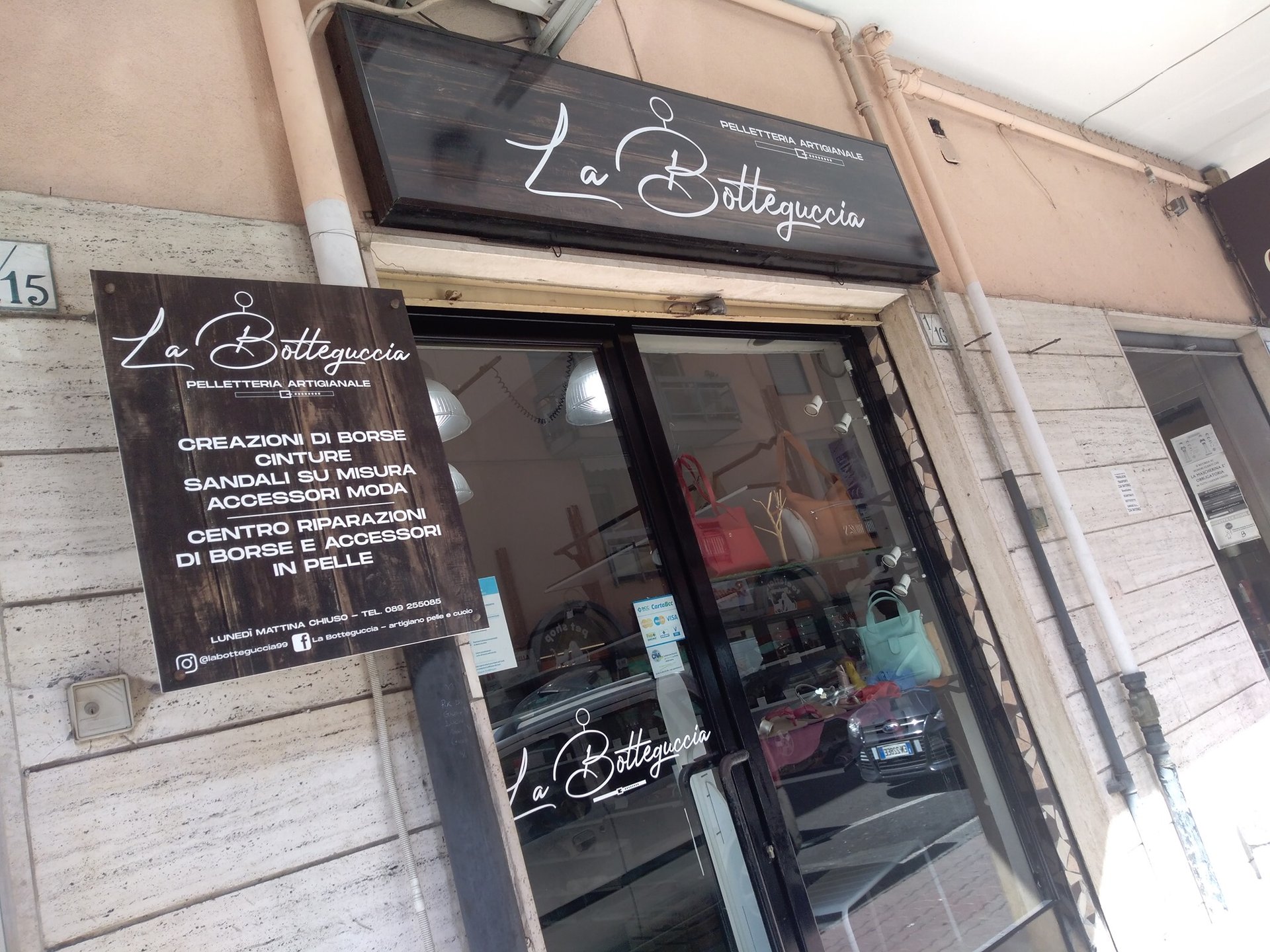 gray computer monitor