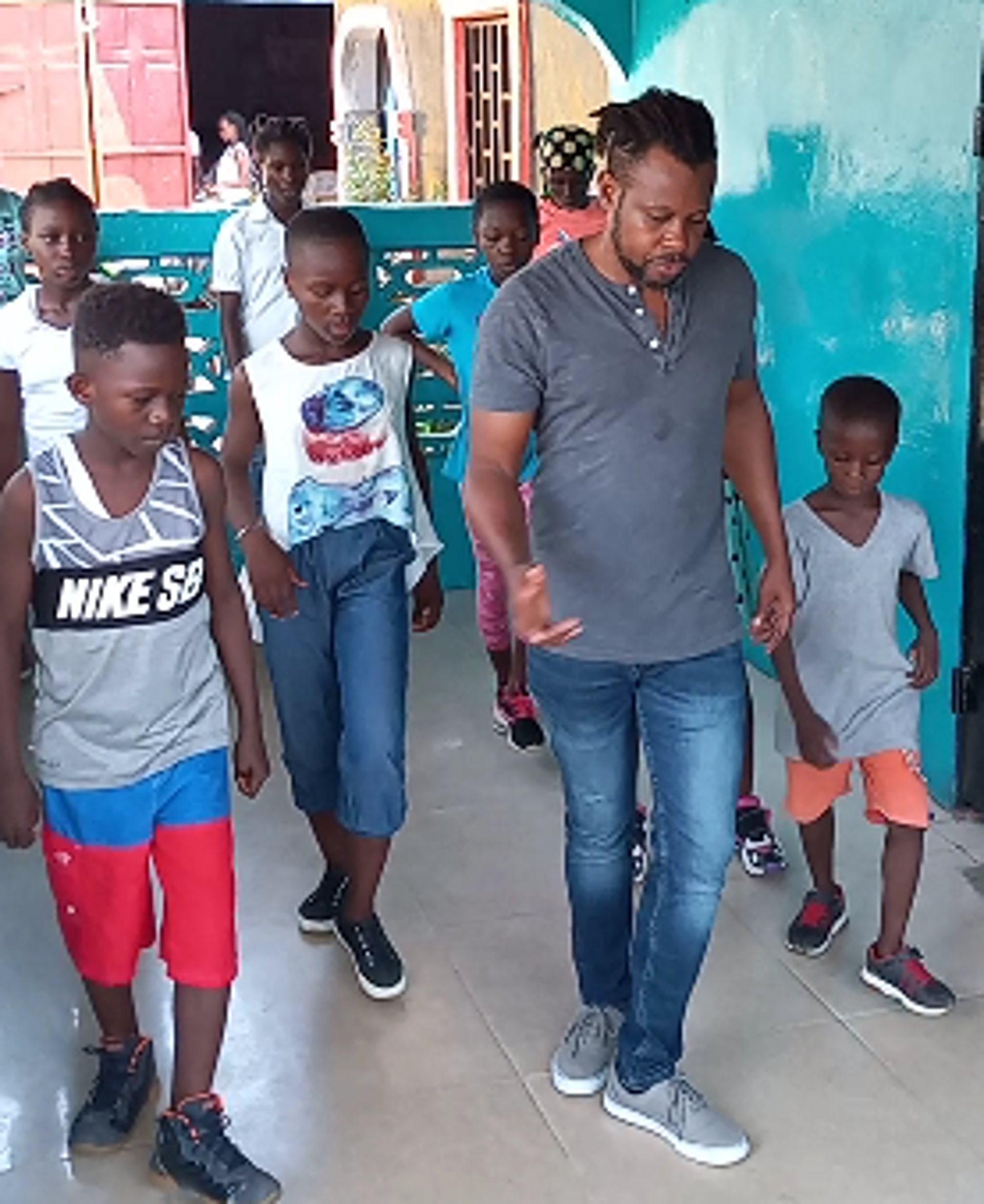 gray computer monitor