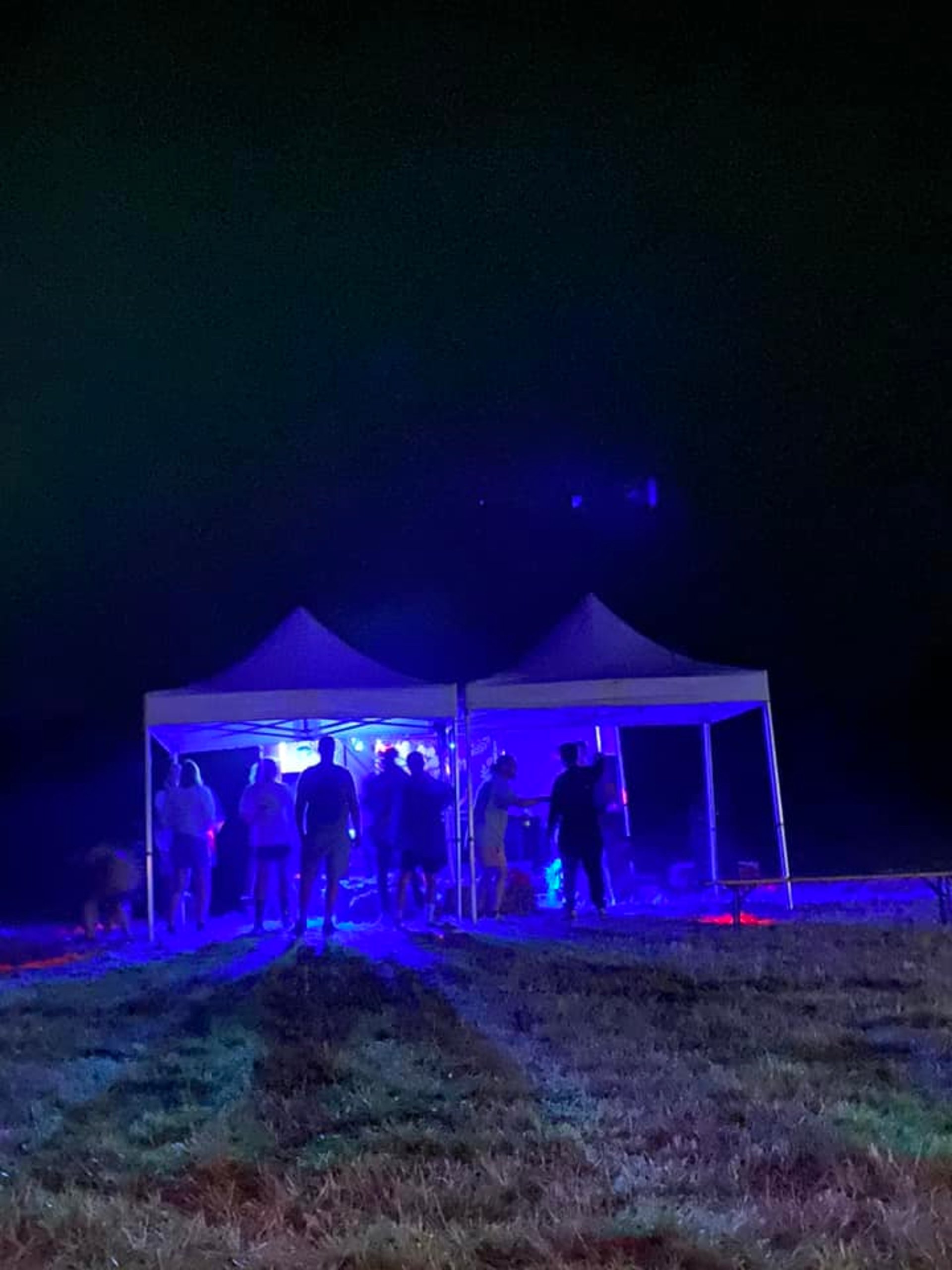 Electrad - Duo de musique bretonne moderne sur une scène avec projecteurs
