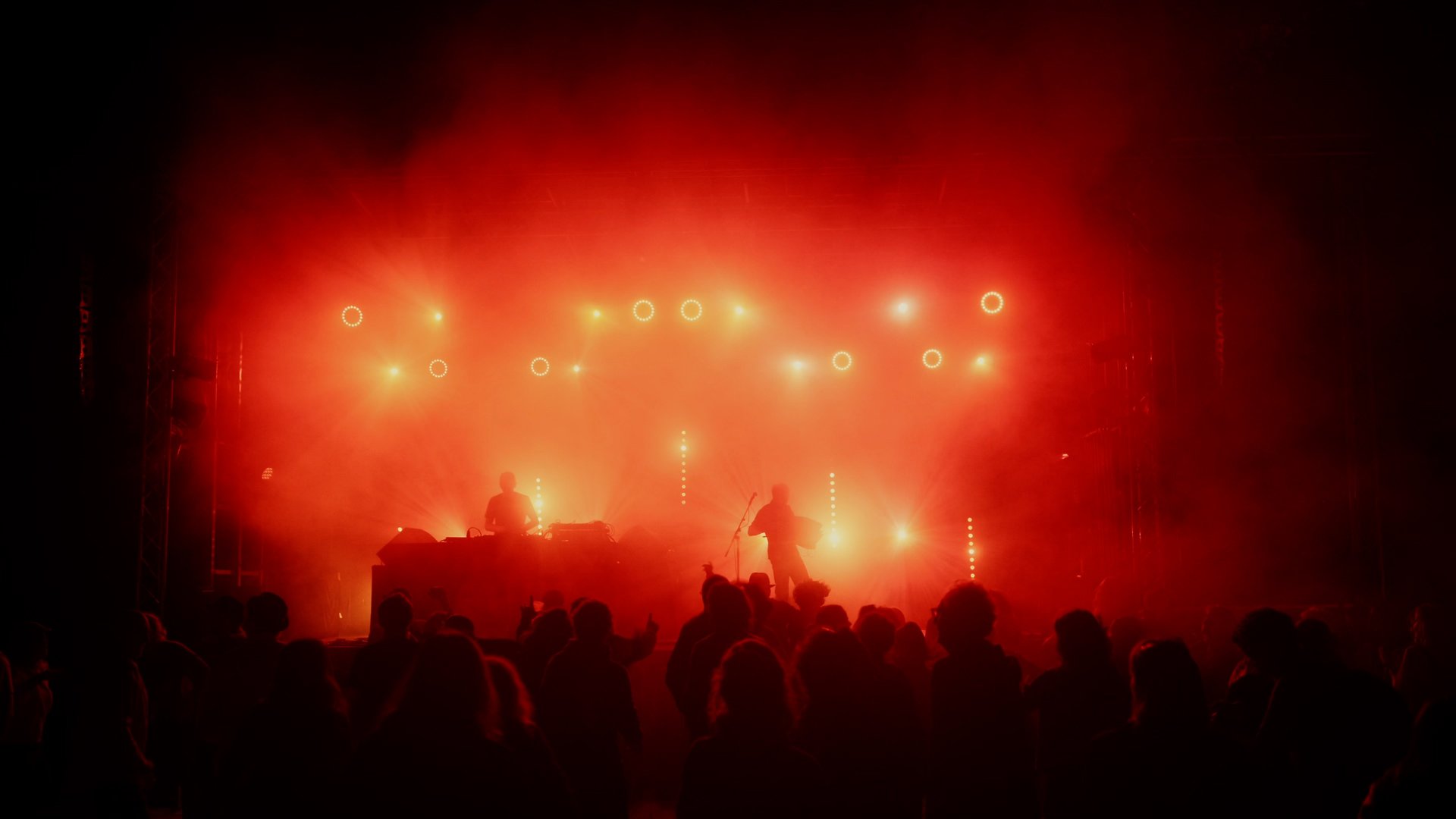 Electrad - Duo de musique bretonne moderne sur une scène avec projecteurs