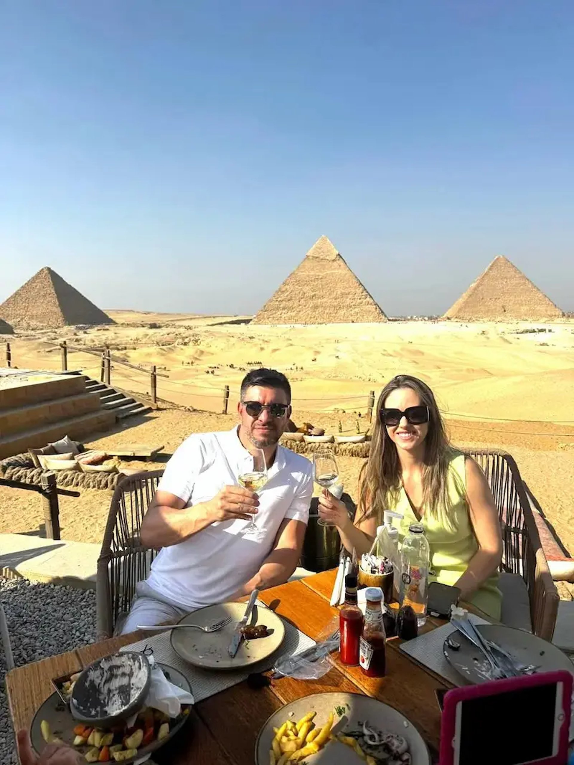 Turistas brasileiros visitando as Pirâmides de Gizé com guia em português