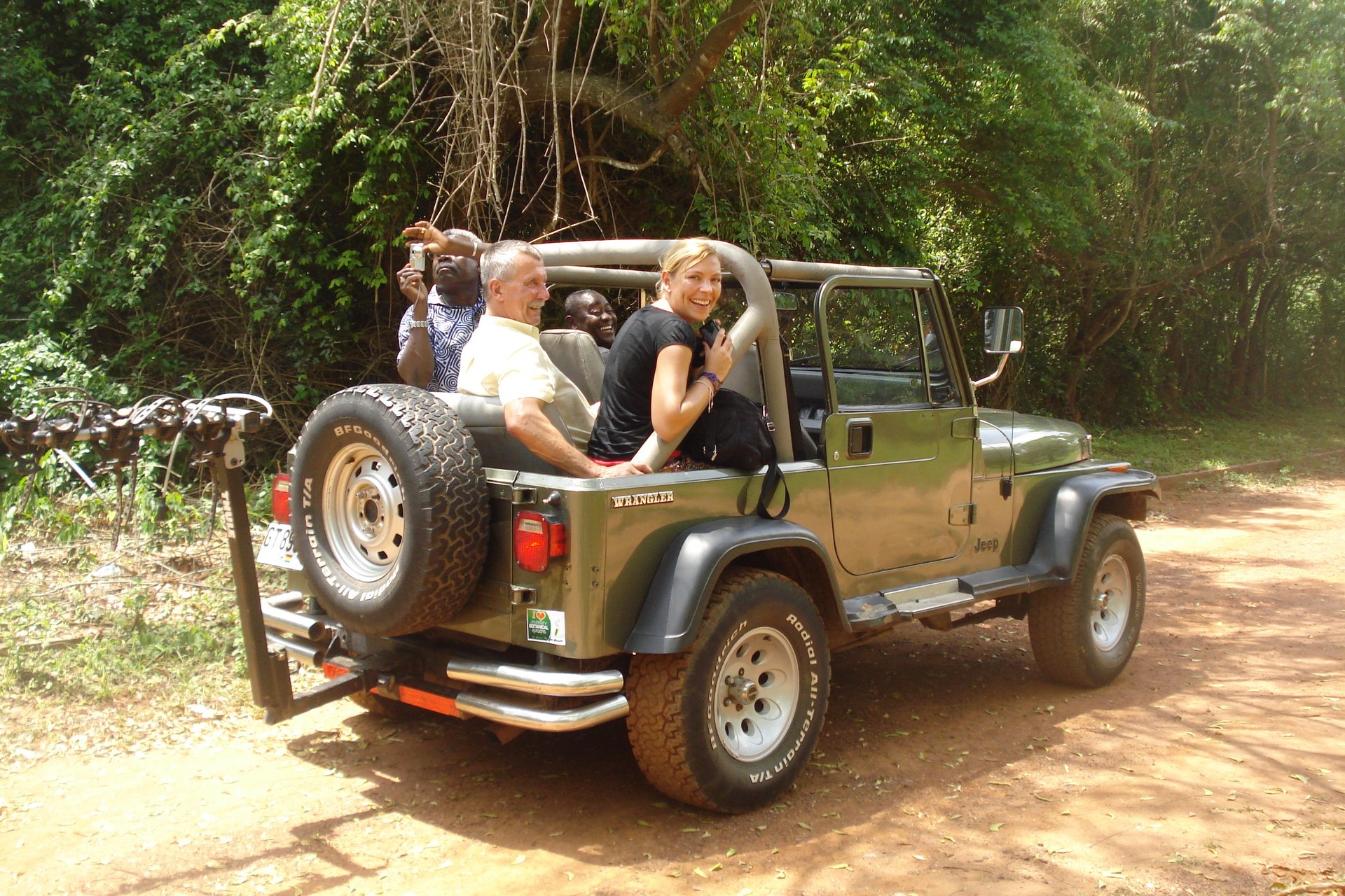 gray computer monitor