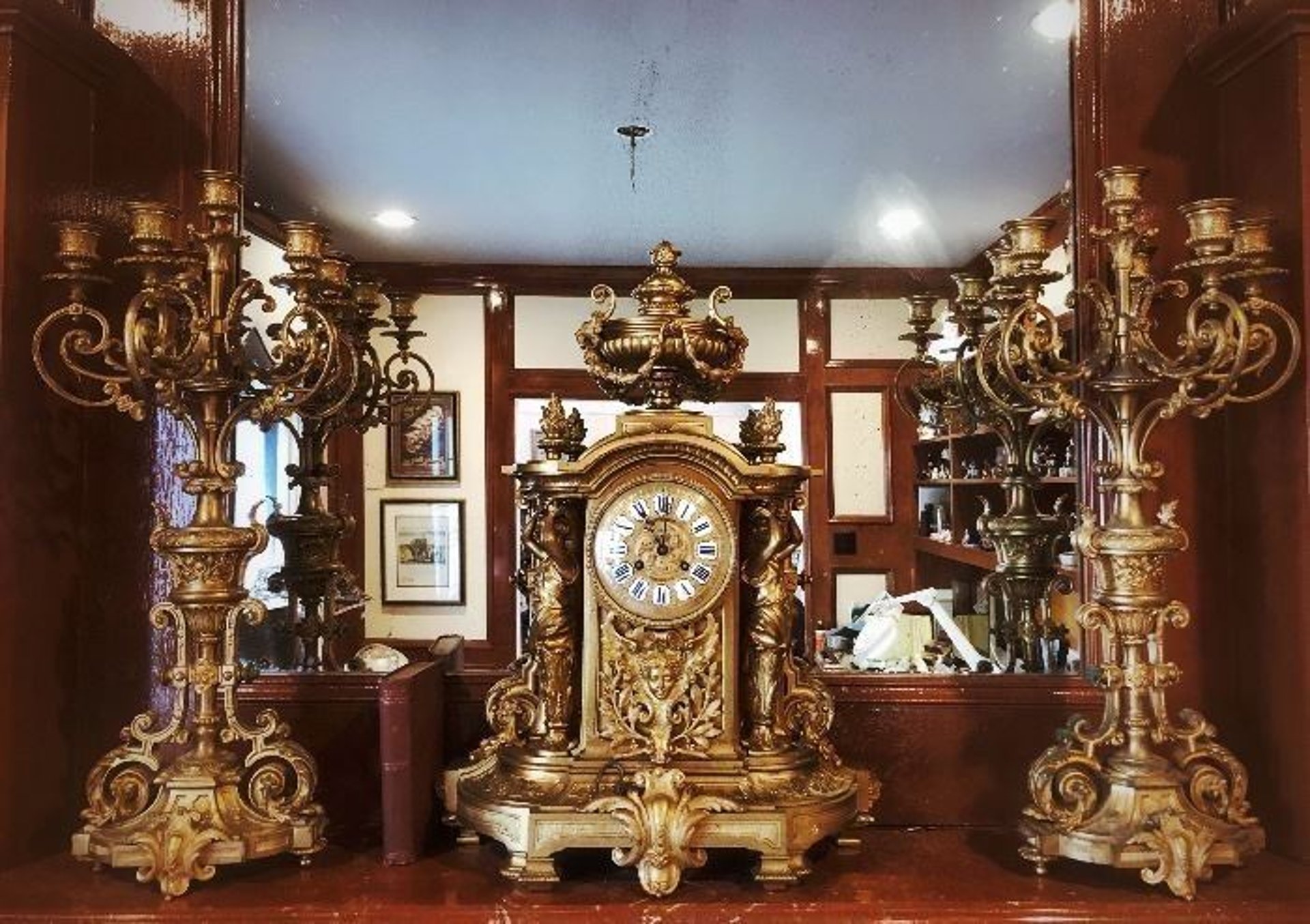 gray computer monitor