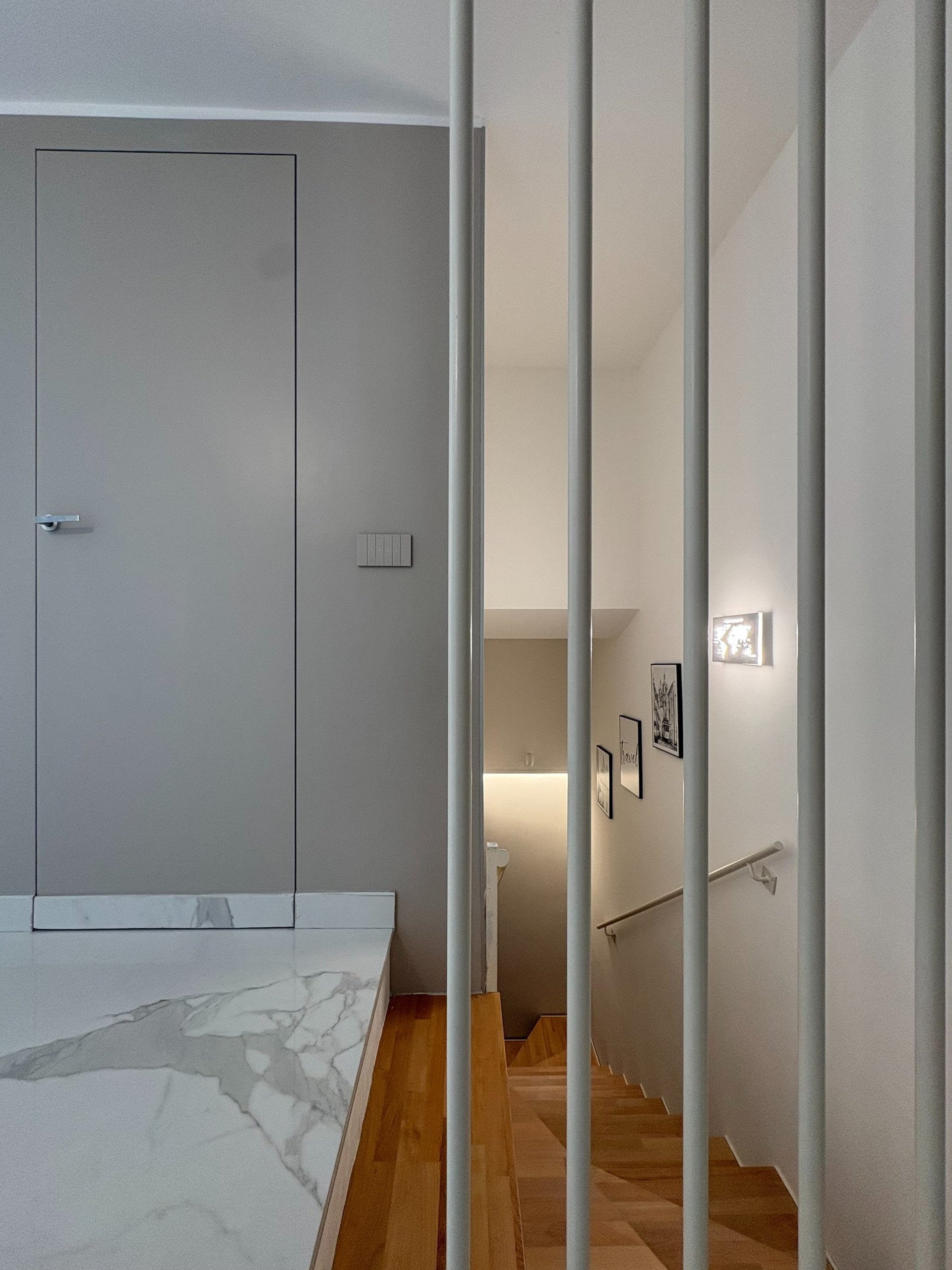 gray computer monitor