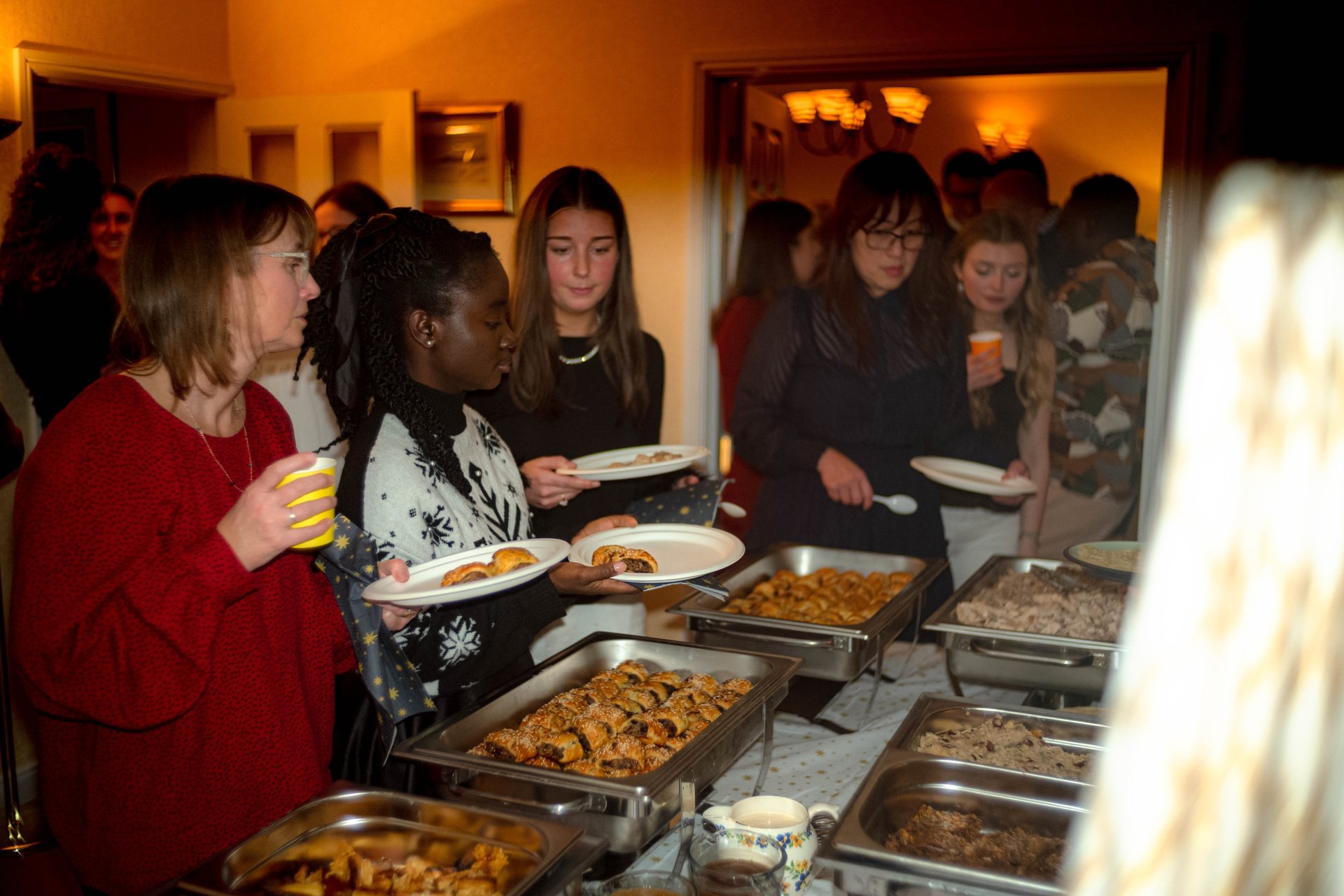 black and white bed linen