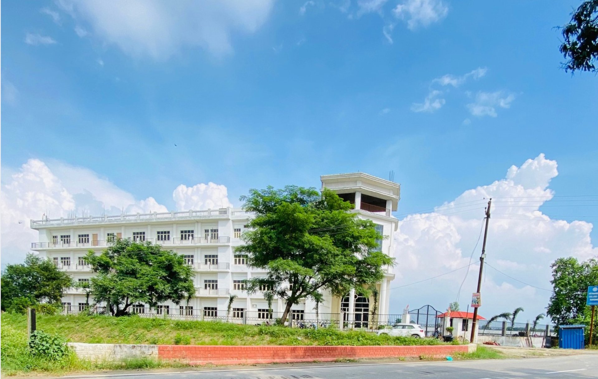 gray computer monitor