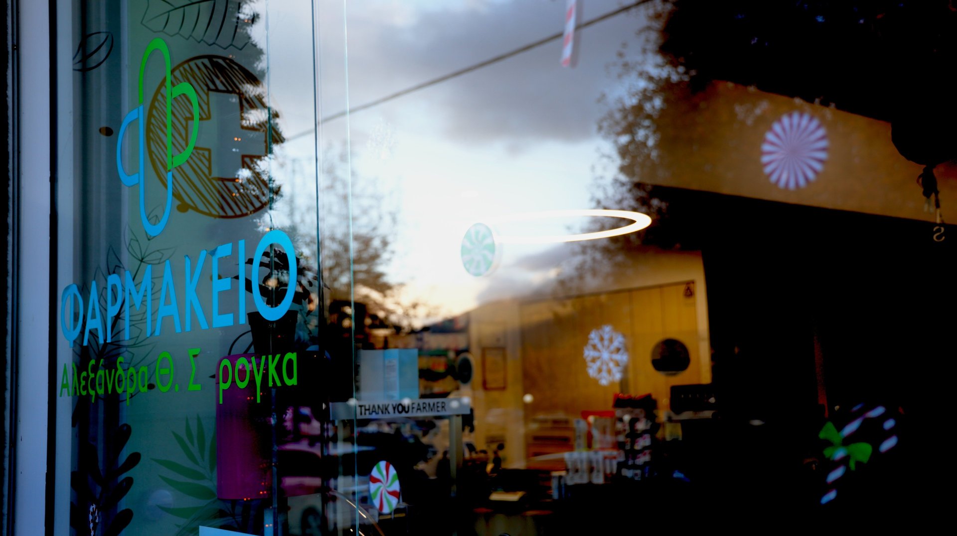 gray computer monitor