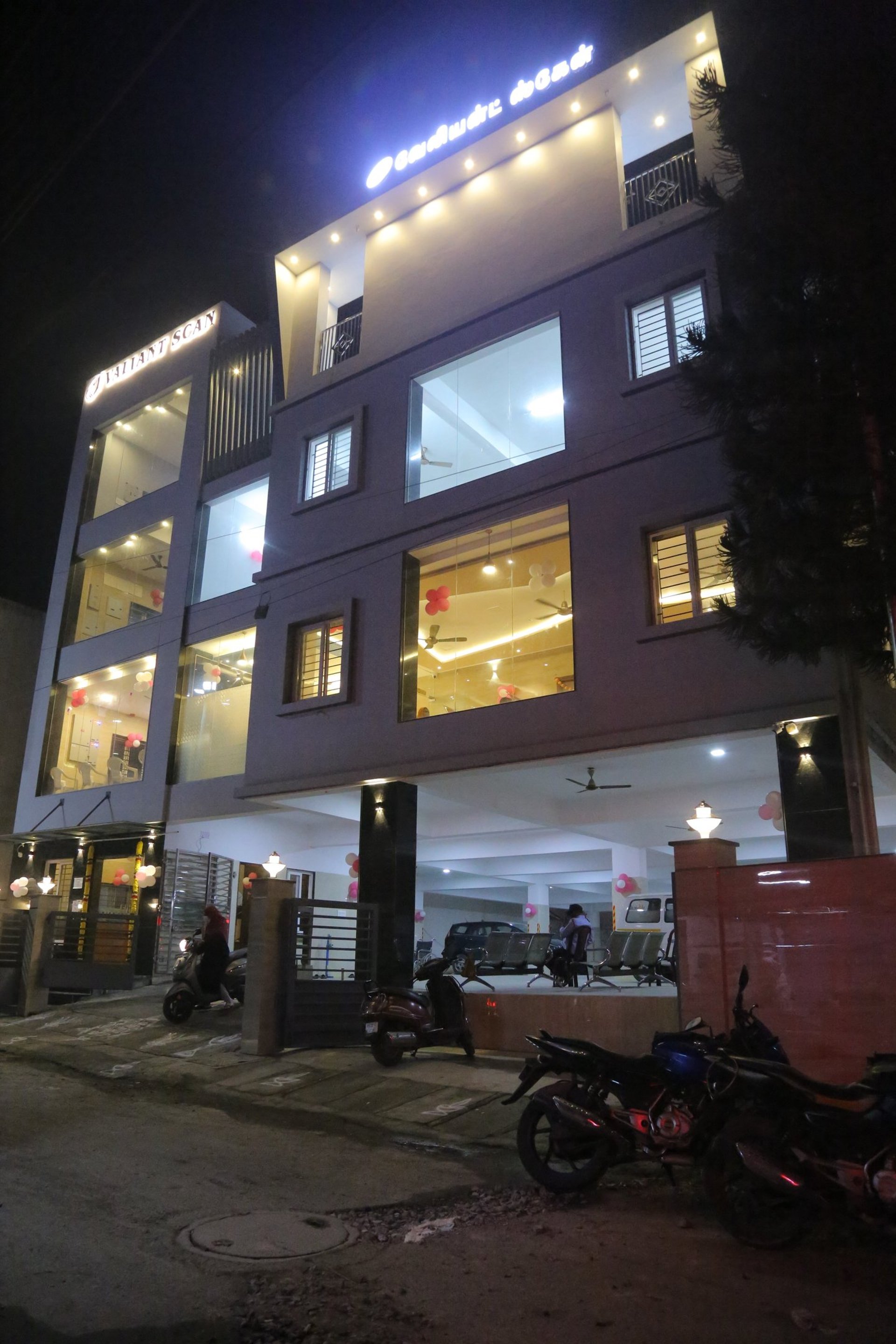 gray computer monitor