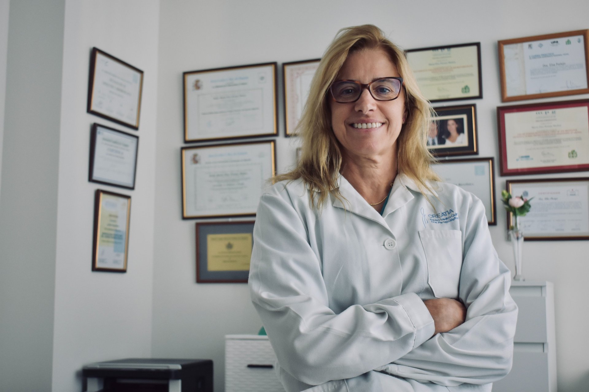 gray computer monitor