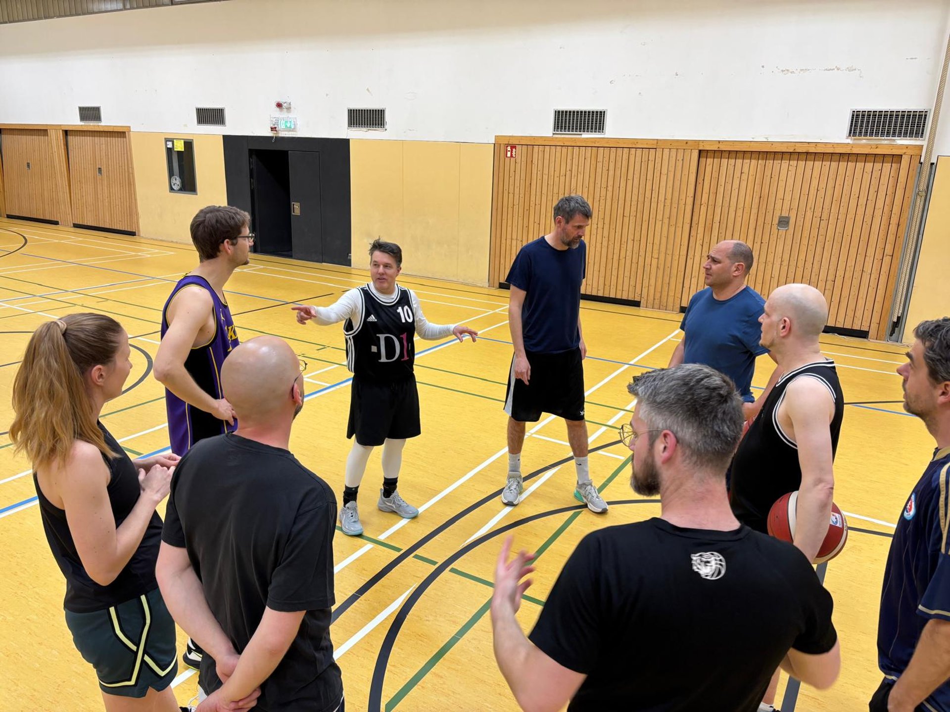 basketball player about to free throw