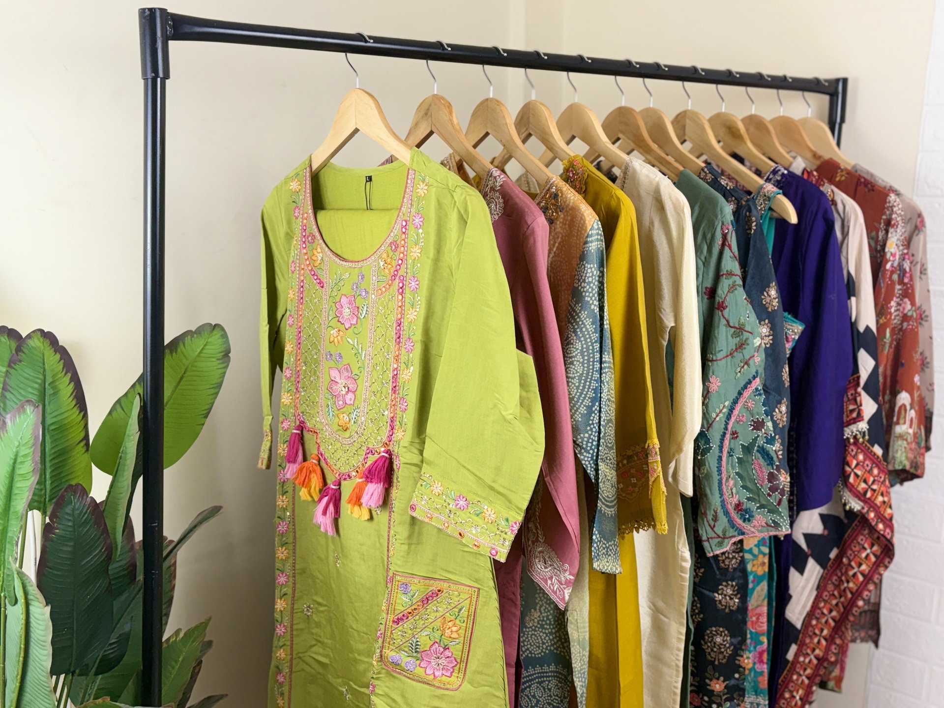 gray computer monitor