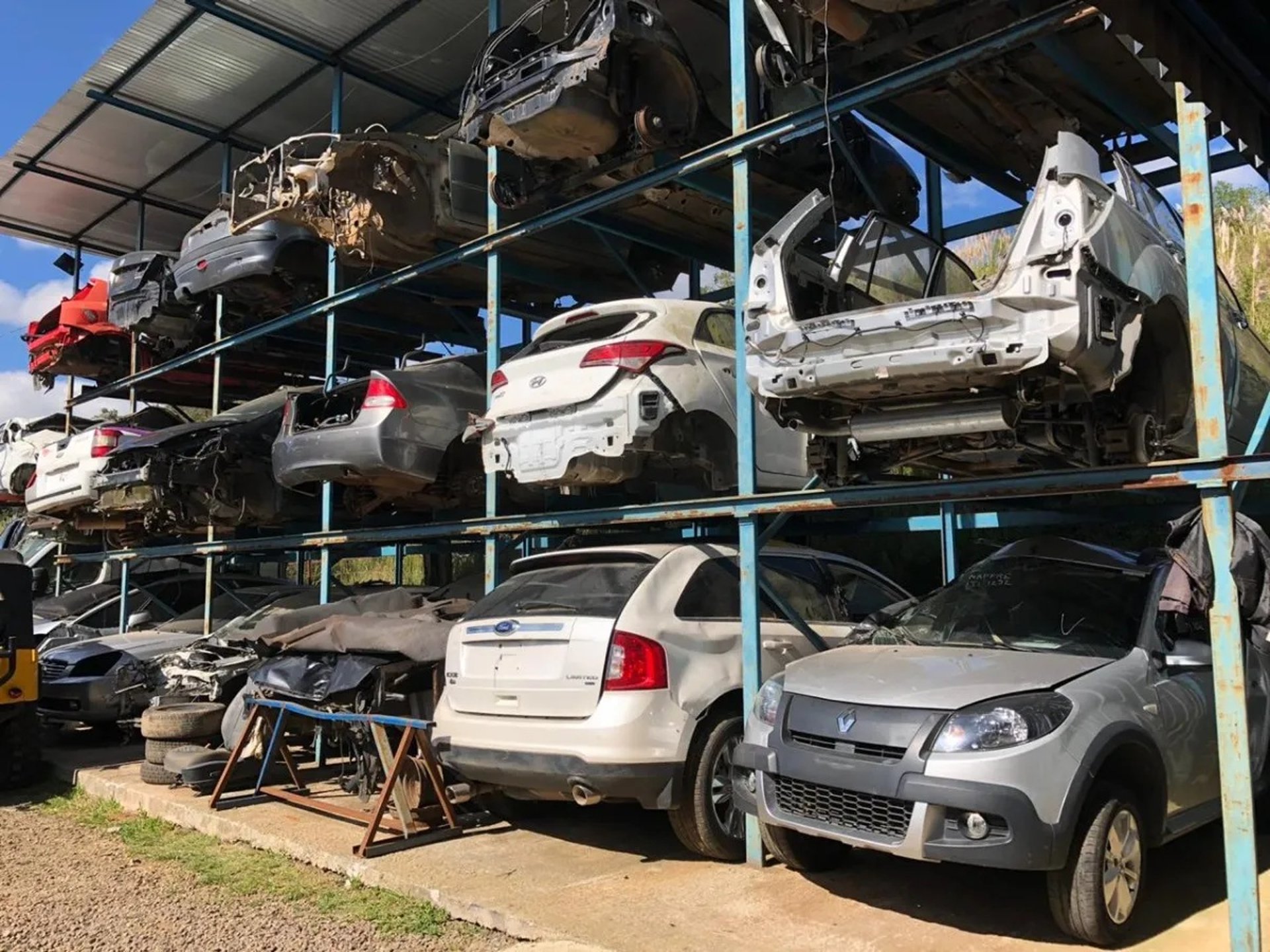 gray computer monitor