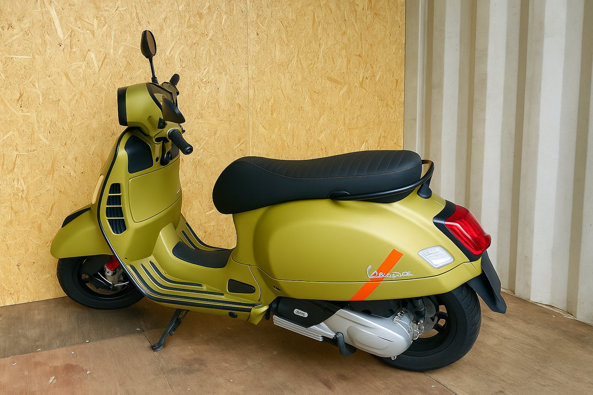 Sandėliuko vidus ir stovi motociklas
