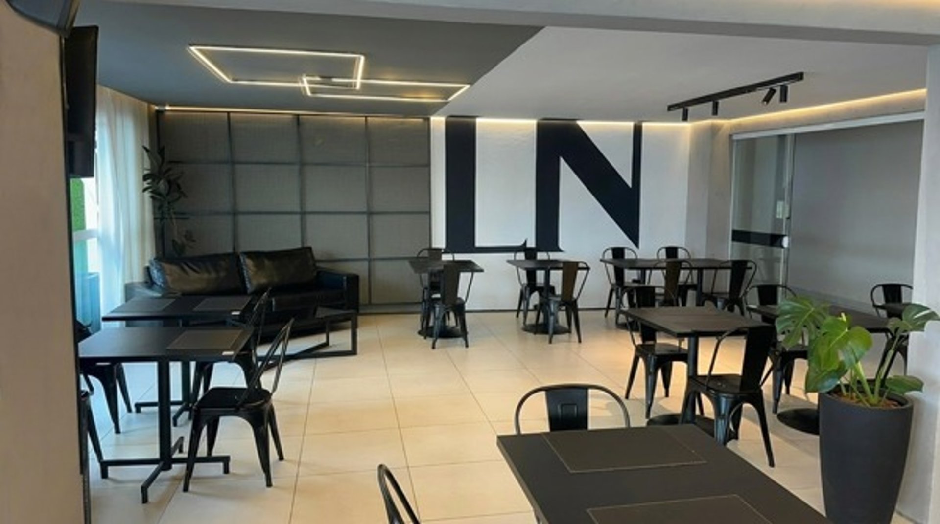 gray computer monitor