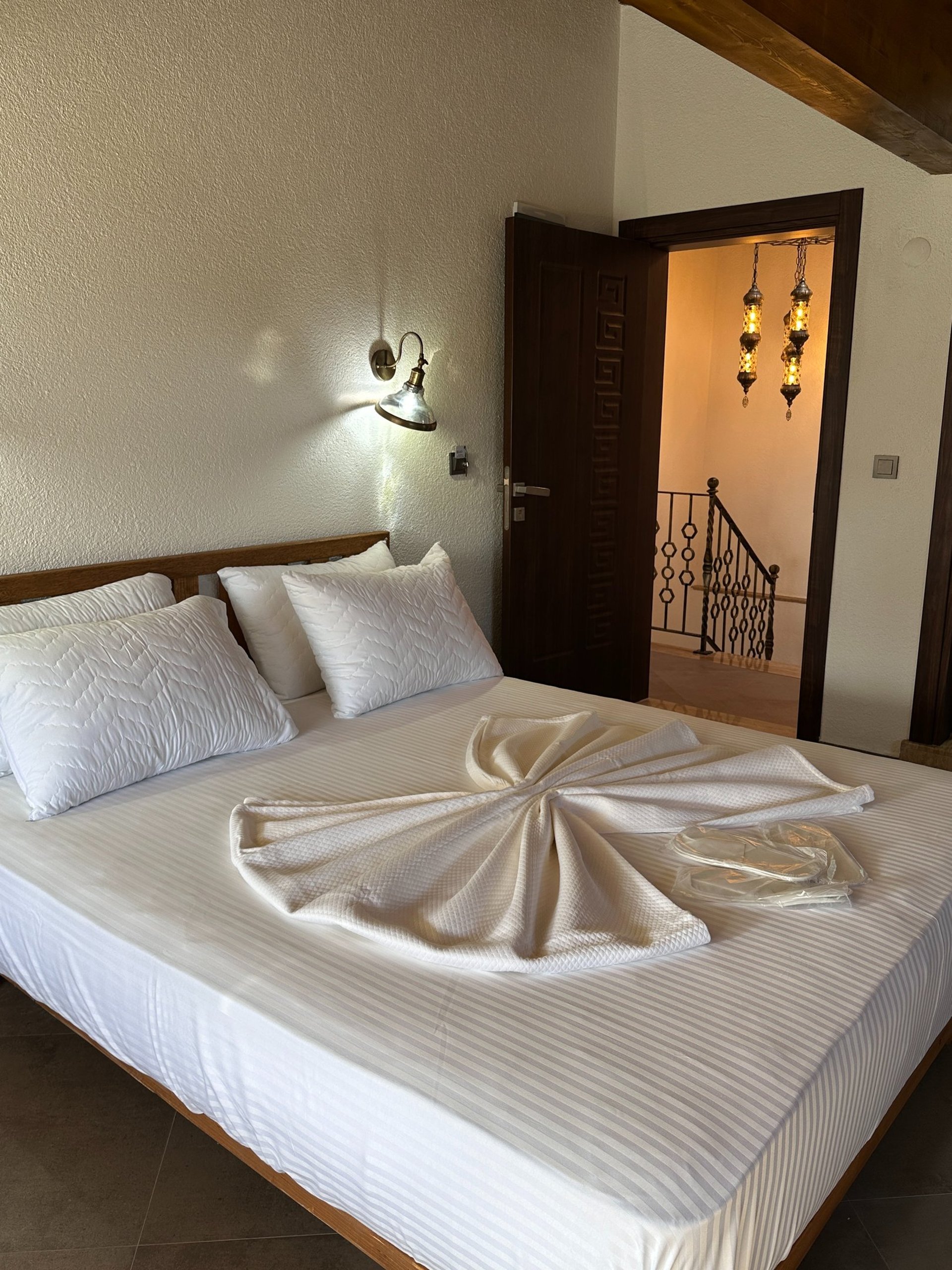 black and white bed linen
