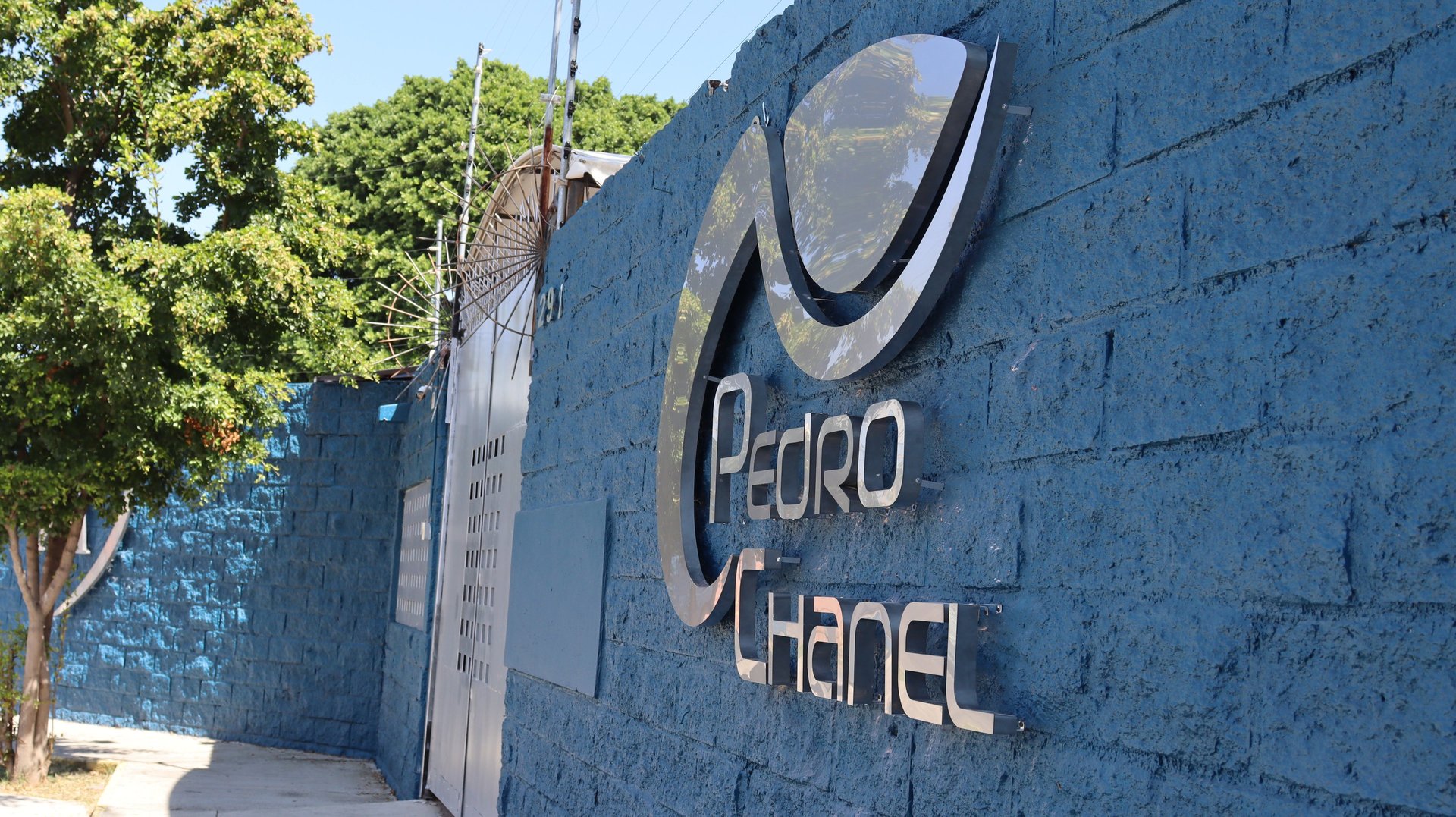 black and brown leather padded tub sofa