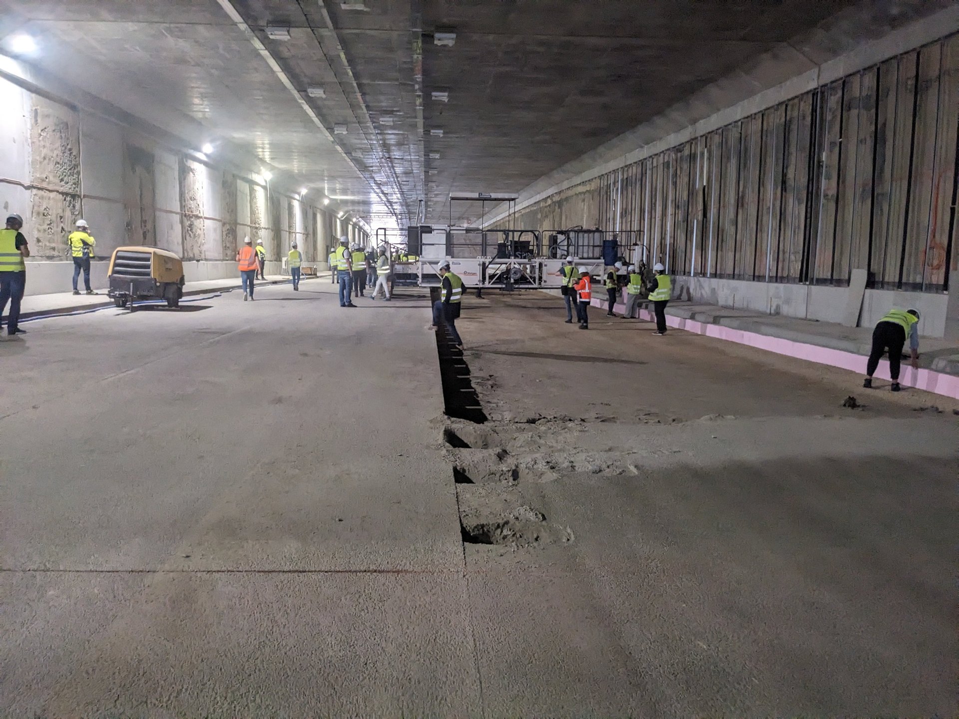 gray computer monitor