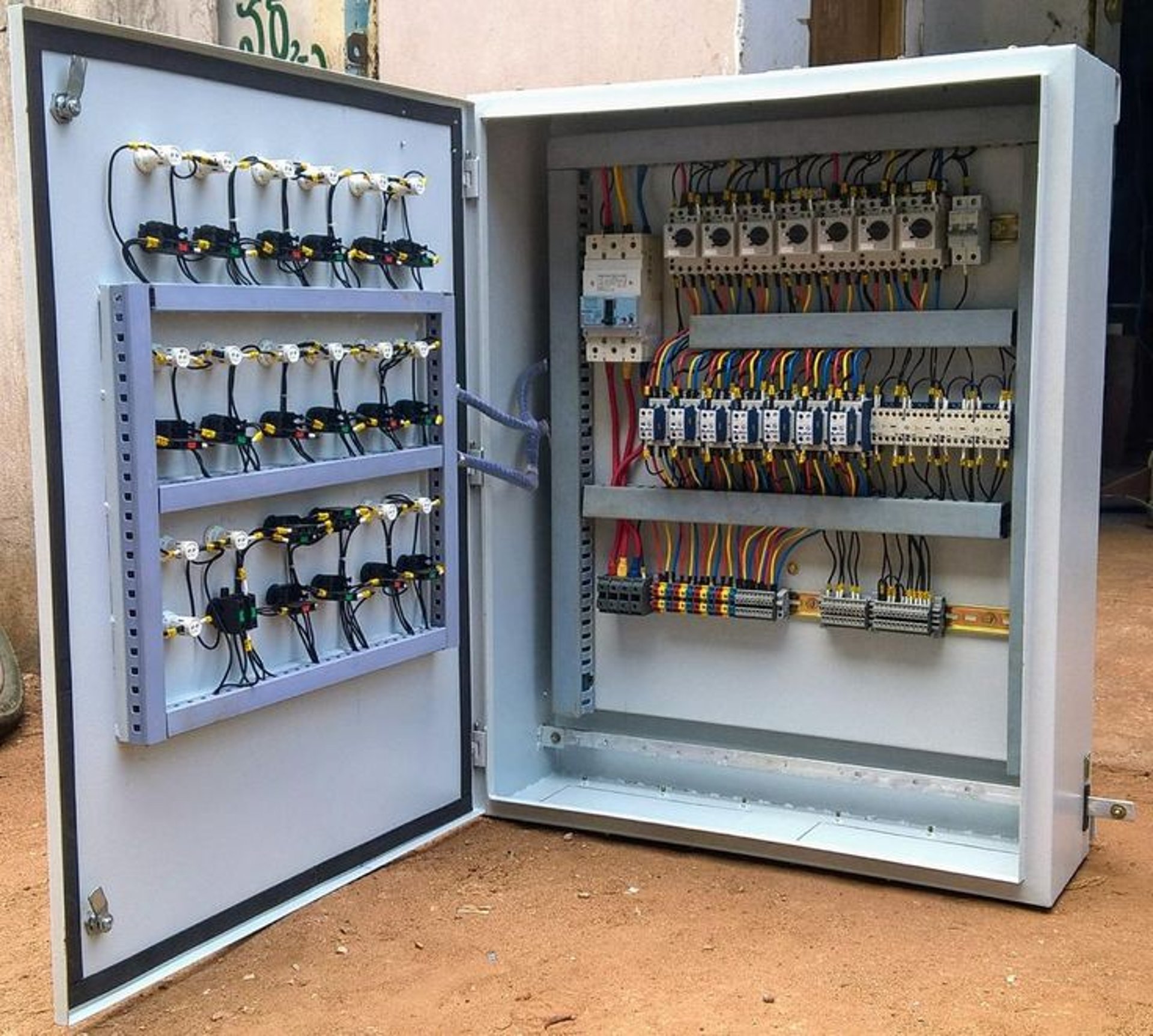 gray computer monitor