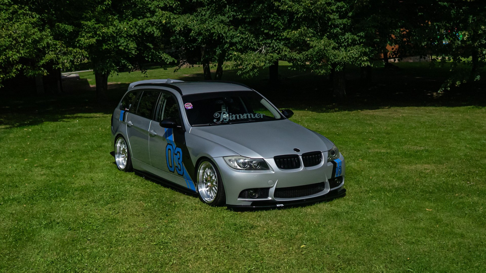 gray computer monitor