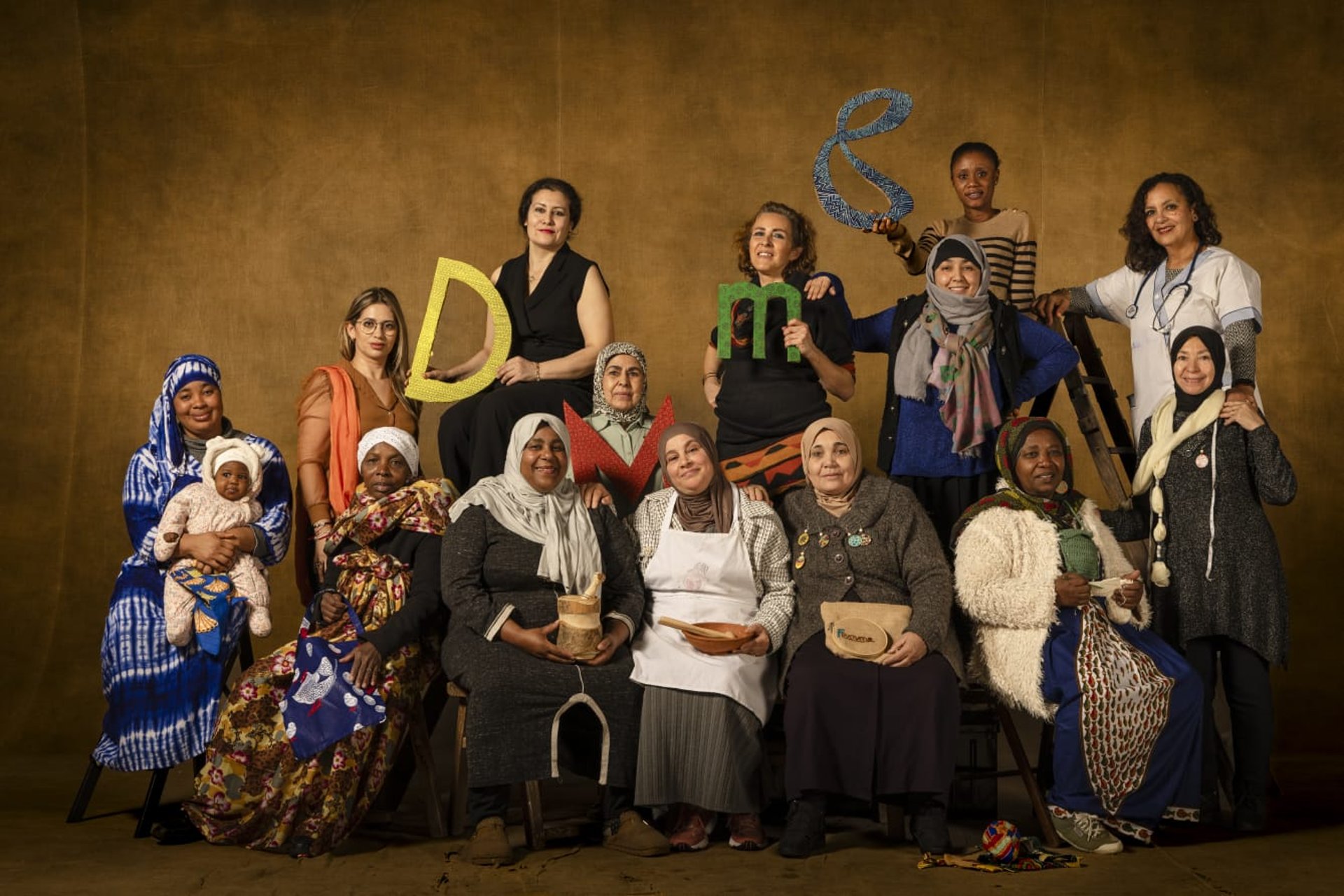 gray computer monitor