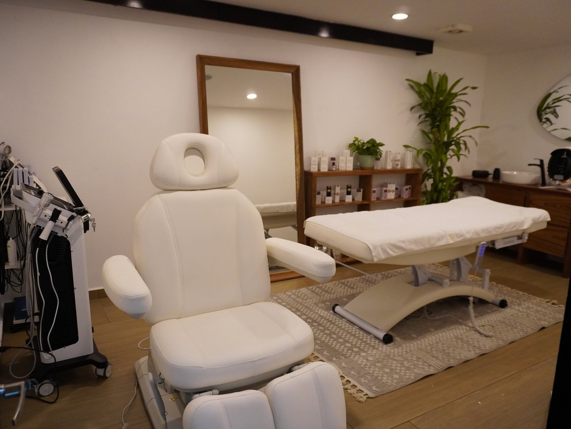 black and white bed linen