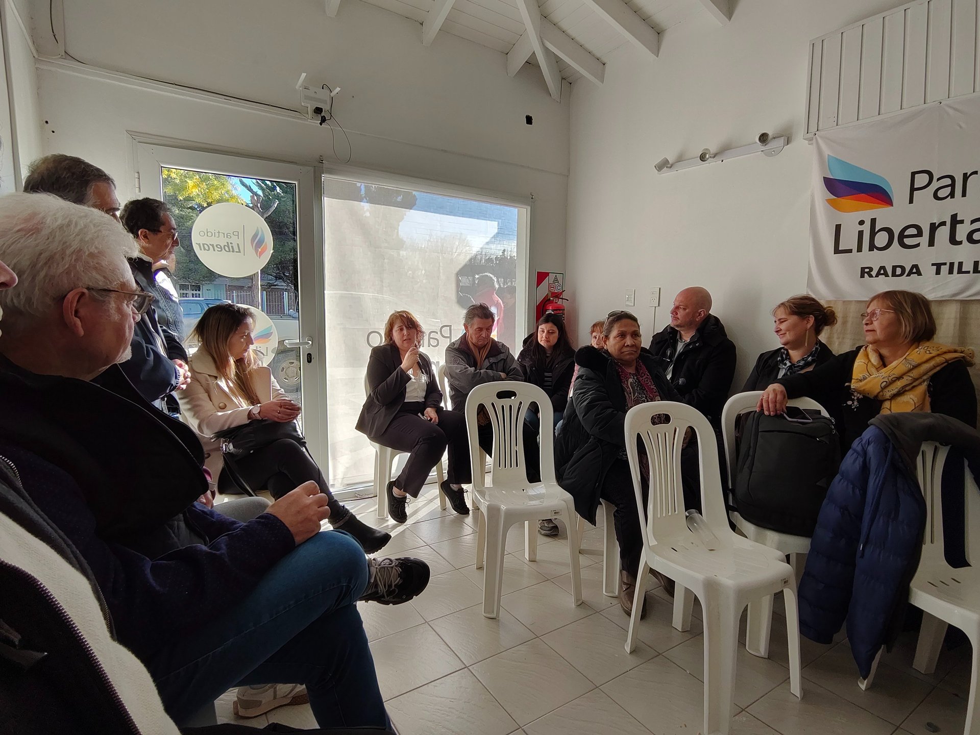 gray computer monitor